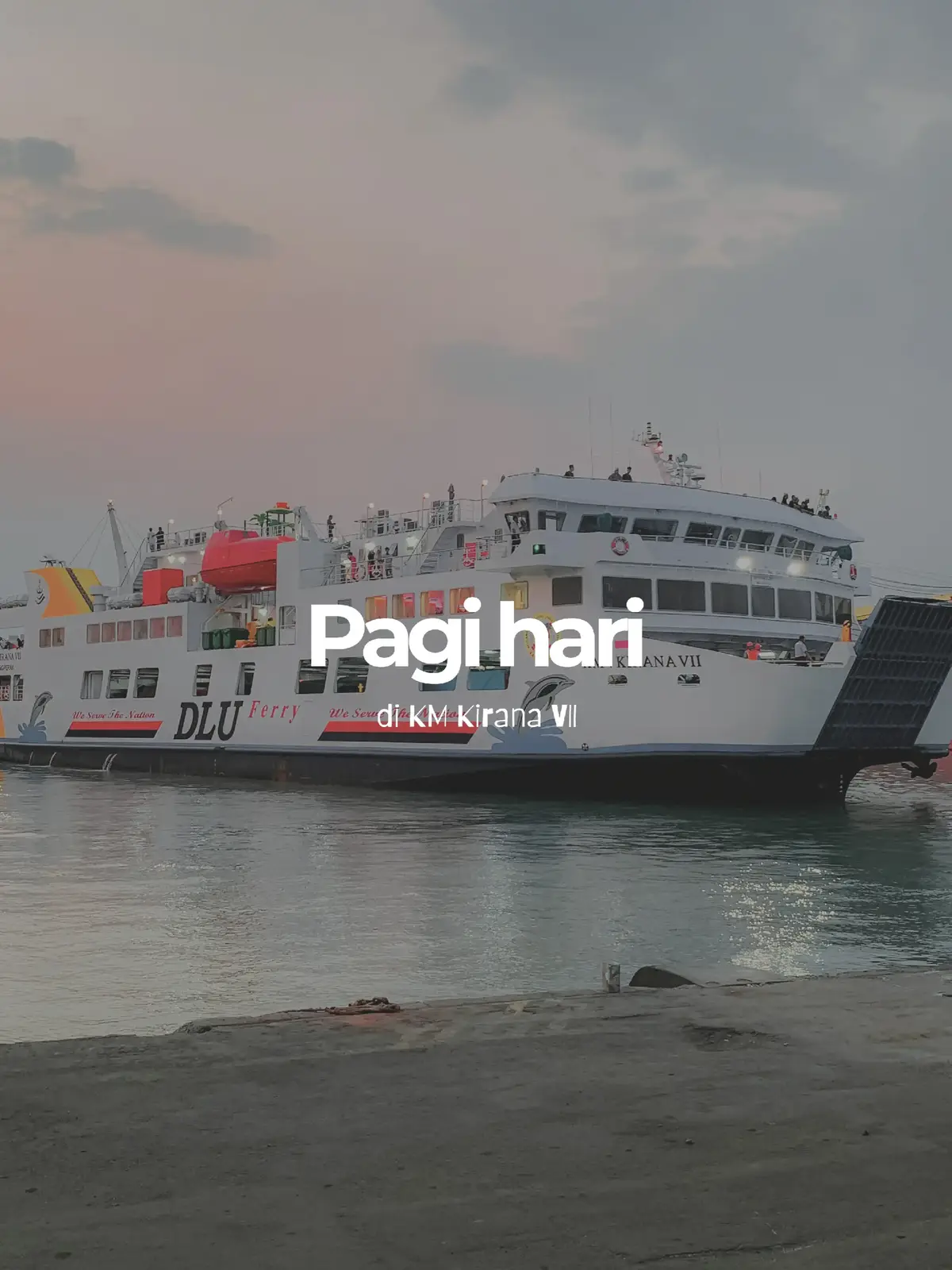 bangun pagi disambut laut dan suasana pagi di atas kapal. Perjalanan 22 jam dari Surabaya menuju Lombok #kiranaVII #lembar #lombok #surabaya 