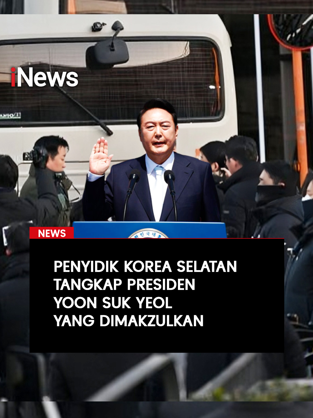 Presiden Korea Selatan (Korsel) dimakzulkan oleh parlemen, Yoon Suk Yeol, ditangkap di rumahnya, Rabu (15/1/2025). Dia ditangkap oleh penyelidik dari badan anti-korupsi Kantor Investigasi Korupsi untuk Pejabat Tinggi (CIO) dan kepolisian Korsel. Yoon ditangkap pada pukul 10 23 waktu setempat, berdasarkan surat perintah penangkapan terbaru dari pengadilan Seoul. Baca selengkapnya hanya di  https://www.inews.id/news/internasional/presiden-korsel-yoon-suk-yeol-ditangkap-setelah-drama-pengepungan-berjam-jam #iNews #YoonSukYeol #KoreaSelatan #PresidenKoreaSelatan #Korsel #DaruratMiliter