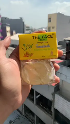 Dengan kandungan Ekstrak  Temulawak dan Brightening serta  diperkaya dengan Vitamin E menjadikan kulit wajah tampak cerah, Lembut, dan Sehat #theface #temulawakbpom #temulawakoriginal #temulawaktheface #sabunviral #sabuntemulawak #sabun 