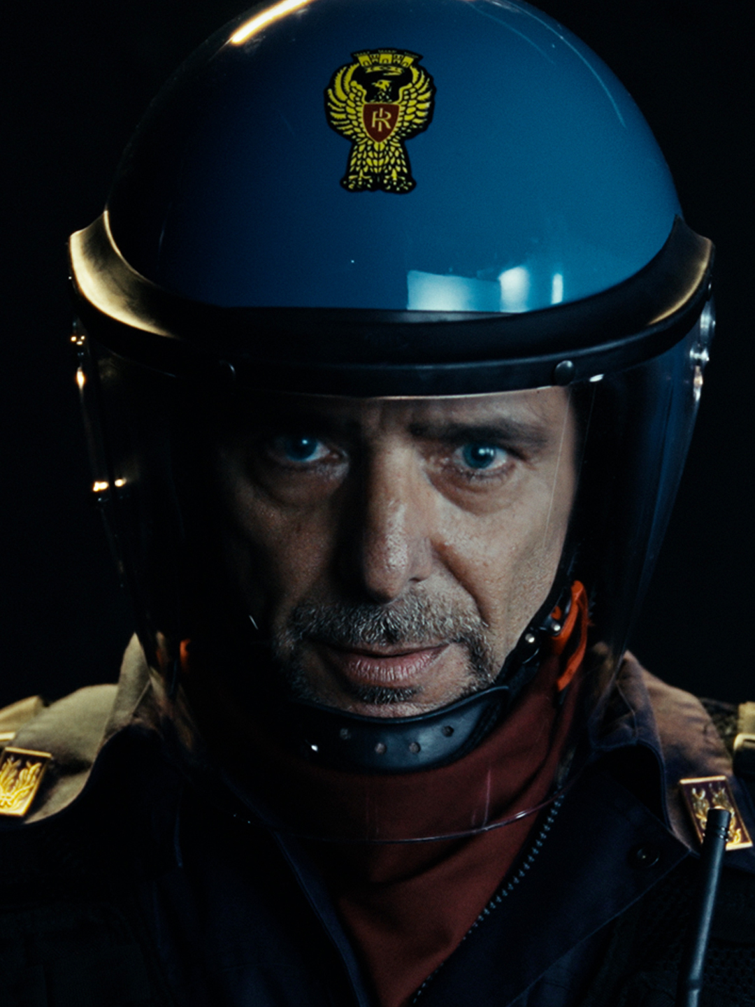 Dopo una notte di scontri in Val di Susa, crescono le tensioni all’interno di un reparto mobile di Roma. ACAB: la serie è ora disponibile solo su Netflix. #davedere #acab #netflixitalia #serietv