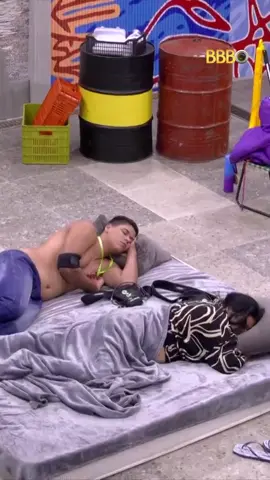 Guilherme e Delma (Joselma) cumprem a consequência da dinâmica de afinidades desta terça-feira e dormem na área externa da casa. 😴 #BBB25 #RedeBBB