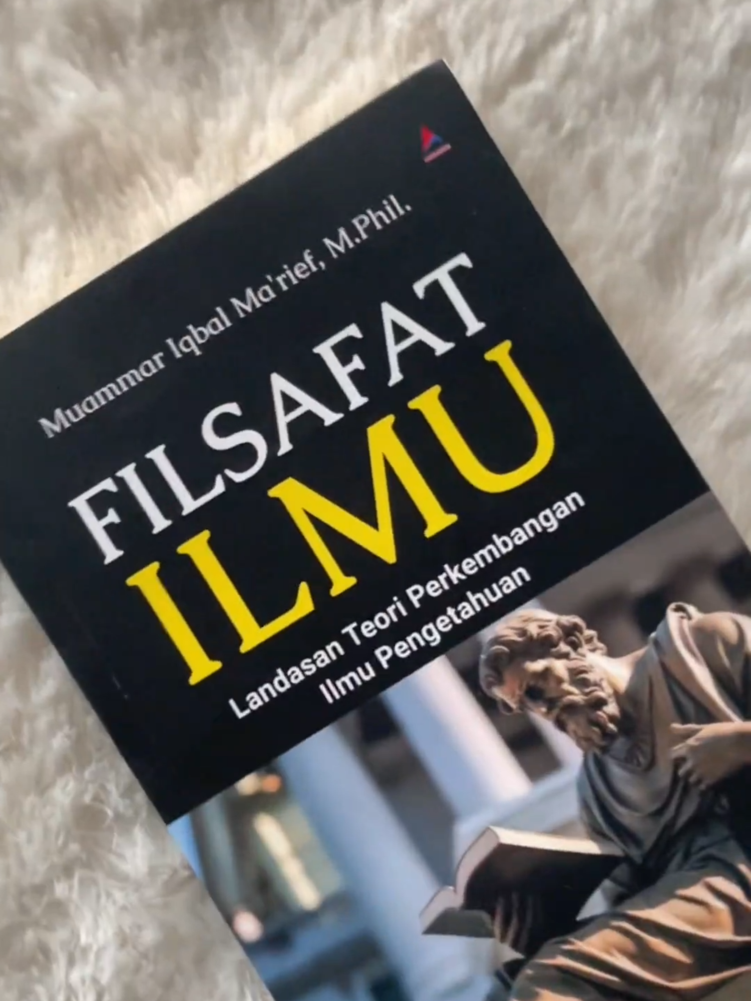 Tingkatkan pengetahuanmu melalui buku  yang satu ini! Buku Filsafat Ilmu merangkum seluruh teori tentang perkembangan ilmu-ilmu yang ada saat ini.  Tidak hanya sekadar teori, buku ini juga dilengkapi dengan studi kasus dan contoh sejarah yang menggugah, menunjukkan bagaimana teori-teori ilmiah diterapkan dalam kehidupan nyata. Buat kalian yang ingin mengasah pikiran kalian untuk menjadi lebih kritis dan berwawasan luas, buku satu ini wajib ada di rak buku kalian.  Selamat membaca☕ #filsafatilmu #filsafat #psikologi #psychology #socialsciences #rekomendasibuku #bookish #booktok #bookstagram #bookworm #penerbitahi