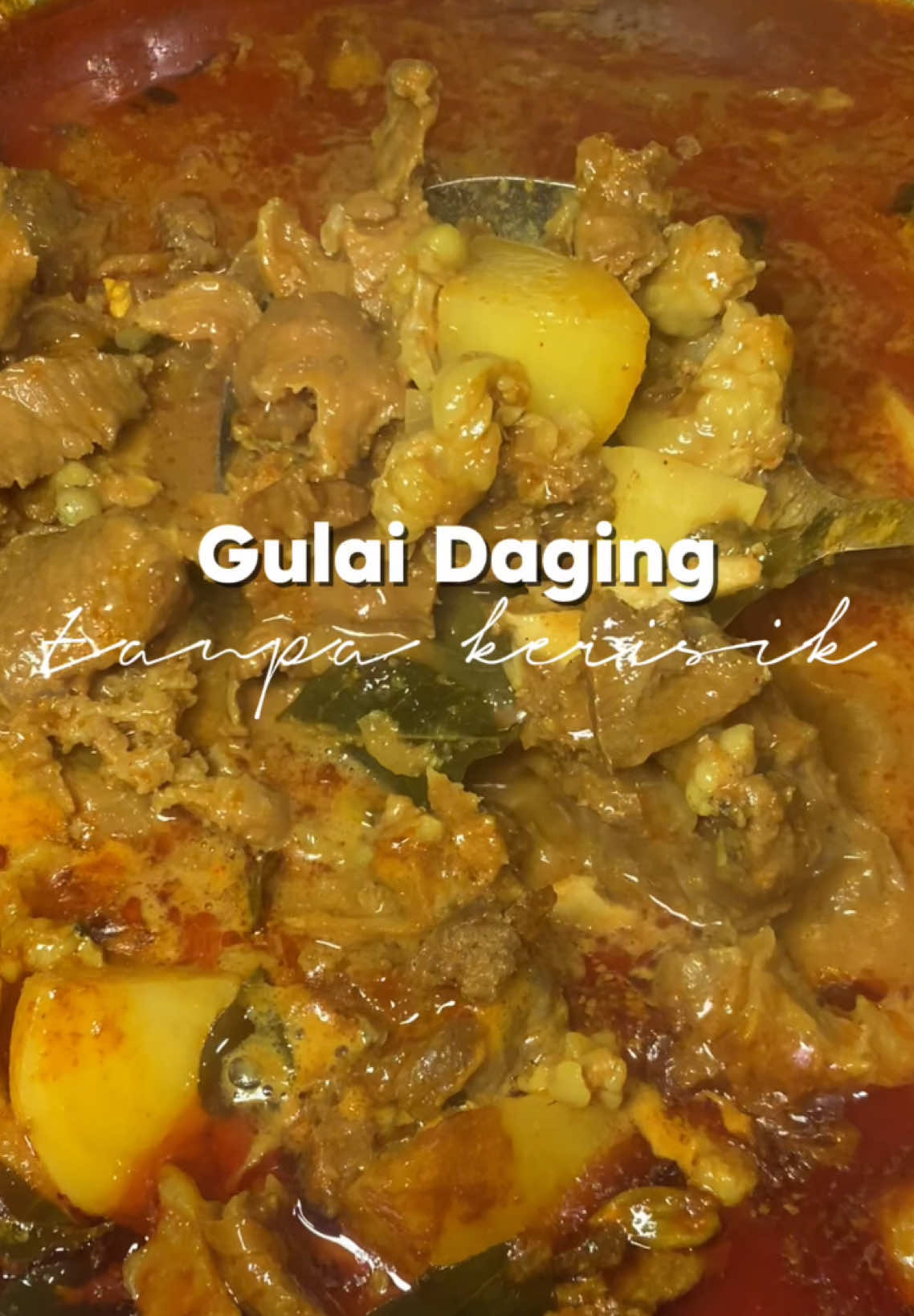 Gulai Daging tanpa kerisik. Makan dengan nasi putih, goreng ikan masin atau ikan bekok pulak, MashaaAllah, memang tak pandang kiri kanan dah 😋 Mana yang berpuasa harini, bolehla buat menu Gulai Daging untuk berbuka harini ya ! Bahan-bahan : - Daging 1kg (rebus hingga empuk) Bahan Tumis : - Bawang Merah 2 biji (hiris nipis) - Daun Kari 3 Tangkai - Rempah 4 Sekawan - Bahan Kisar Halus (bawang merah 4, bawang putih 3, halia 1 inci) - Serbuk Kari 5 sudu - Serbuk Cili 1 sudu - Asam Jawa 1 sudu kecil - Organic Coconut Sugar @Love Earth Organic 2 sudu - Mushroom Seasoning secukupnya - Santan 250ml - Air 1 cawan setengah - Air Rebusan Daging secukupnya Cara masak dan turutan bahan korang refer video Kekda ya ! Selamat Mencuba 😘 #gulaidaging #gulaidagingkentang #karidaging #gulaidagingtanpakerisik #resepisimple #cookingvlog #masakcarakekda #homecooked 