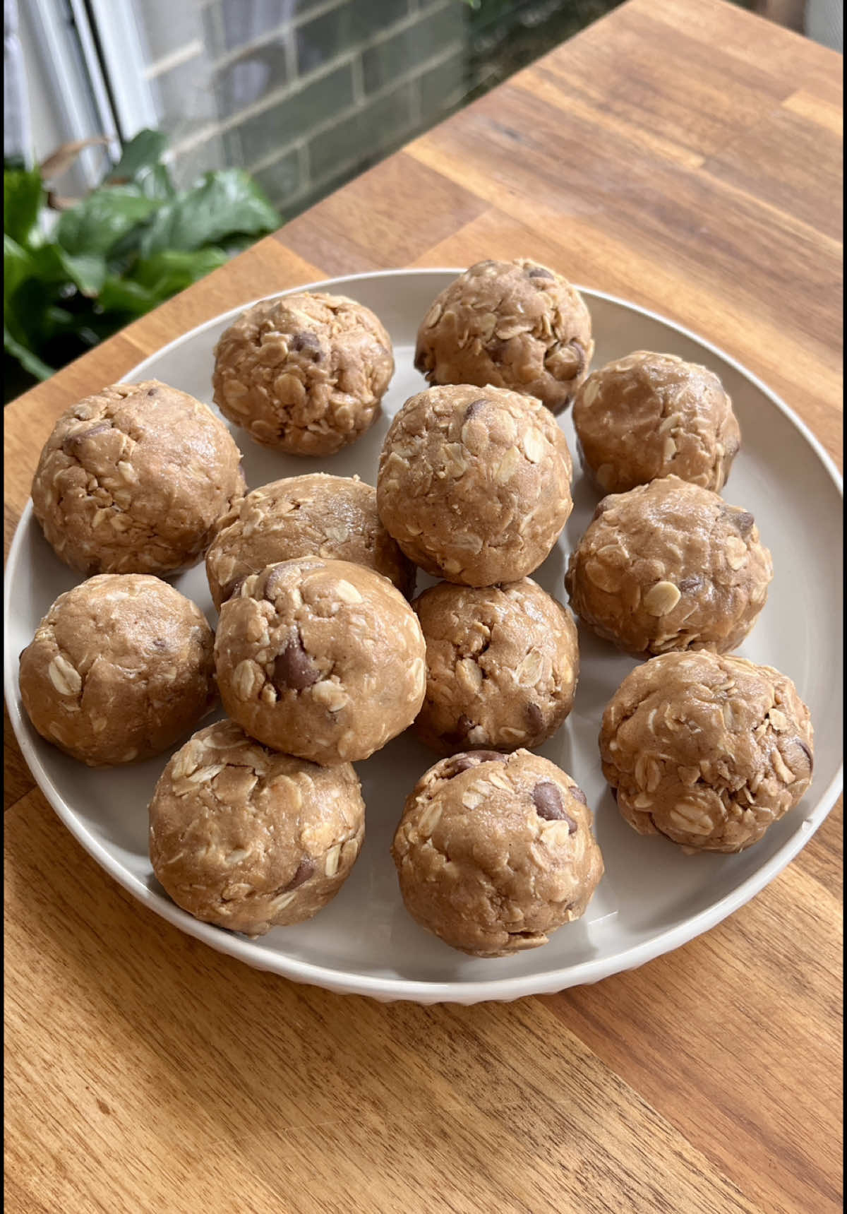 4 Ingredient Choc Peanut Protein Balls 💪 The easiest way to increase your protein intake. These protein balls take less than 10 minutes to make and require only 4 ingredients! Ingredients: 1.5 cup quick oats 1 cup peanut butter 1/2 cup chocolate chips 1/2 cup chocolate protein powder 4 tablespoons honey * Combine the oats, peanut butter, chocolate chips, protein powder and honey in a bowl. Stir until fully combined. Transfer to the fridge for 10-15 minutes to set the batter.  * Roll into 15 bite size rolls. #protein #proteinballs #proteinfood #proteinrecipes #simplerecipe #dessert 