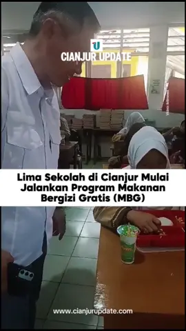 Program makan bergizi gratis (MBG) untuk anak sekolah telah terdistribusi selama dua hari di Kabupaten Cianjur. Tepatnya pada Selasa (14/1/2025) dan Rabu (15/1/2025) di SDN 1 Cilaku, SDN 2 Cilaku, TK BPP Mawar, RA Al Munawwariyyah dan MI Munawwariyyah. PIC Dapur dari CV. ADIL MA’MUR SYAZAHTRA, selaku vendor dalam program makan gratis, Hendra Kosasih menjelaskan terdapat ahli gizi untuk setiap menu yang disajikan. “Didampingi oleh ahli gizi untuk menu setiap harinya,” katanya pada Kamis (15/1/2025). Baca berita lengkapnya di www.cianjurupdate.com atau klik di bio @cianjurupdate #cianjur #cianjurupdate Video: Istimewa