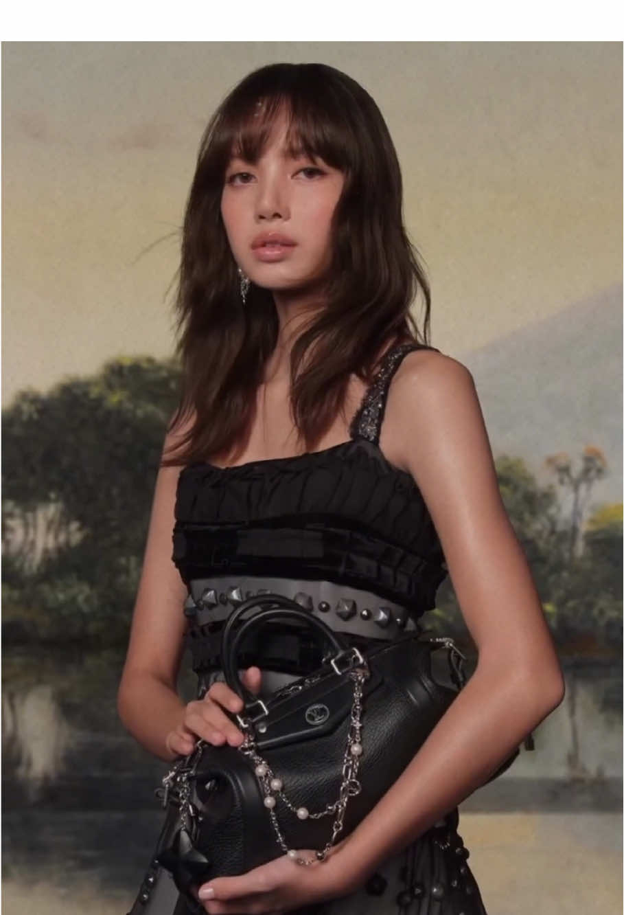 So gorgeous.... Lisa for Louis Vuitton S/S 2025 Campaign 🥰 #lisa #LISAxLouisVuitton #louisvuitton #lalisa #lilies #lloud #fyp 