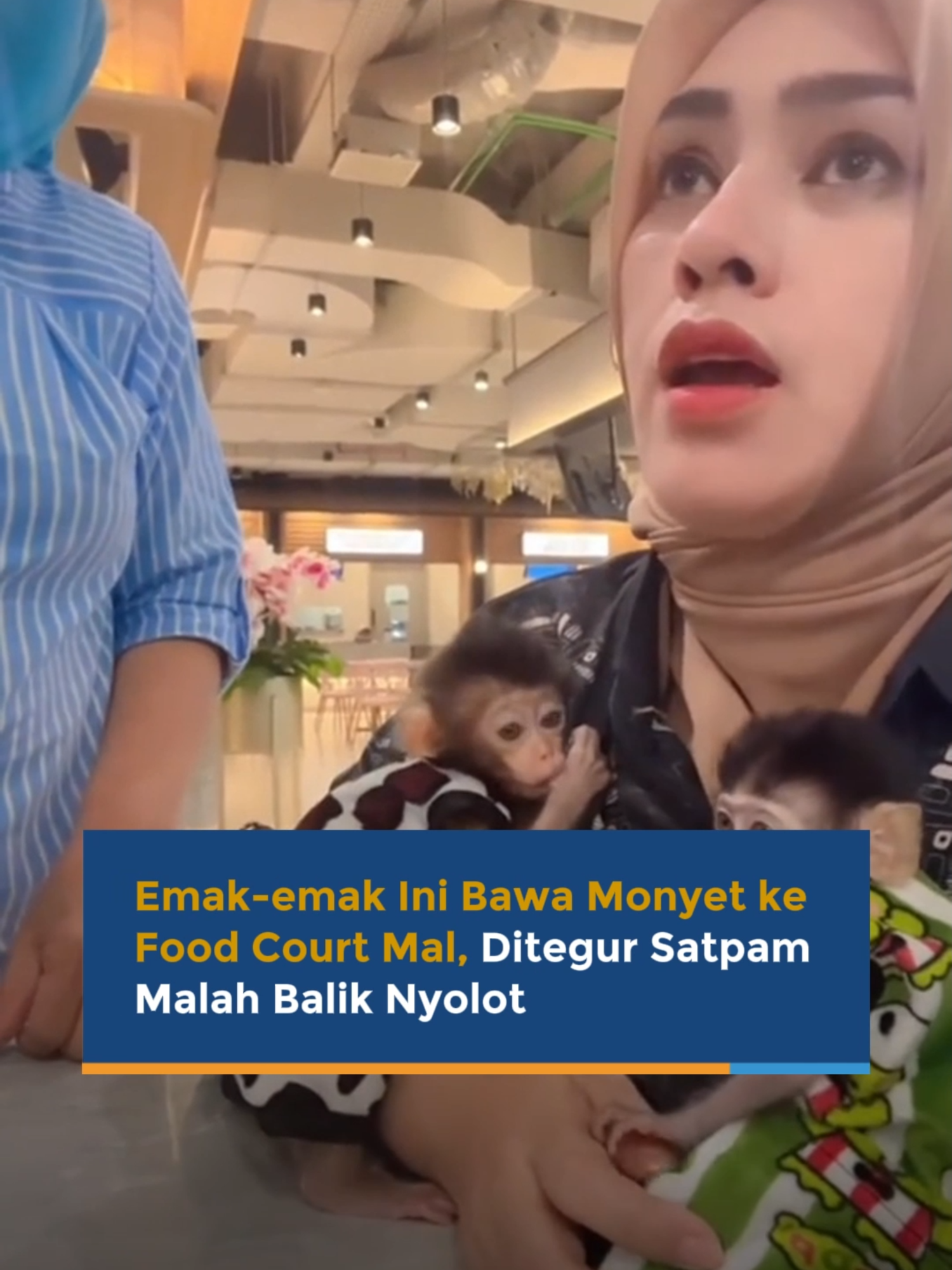 Viral video emak-emak membawa dua monyet lengkap dengan baju dan popok ke Pondok Indah Mall (PIM).  Momen ini diunggah oleh akun TikTok @ichaatazen__, Selasa (14/1/2025). Namun, aksinya memicu perhatian pengunjung dan mendapat teguran dari satpam demi menjaga kenyamanan bersama. Tidak terima ditegur, Icha membuat video penyangkalan di TikTok.  Sebagai informasi, Pergub Nomor 199 Tahun 2016 melarang hewan yang berpotensi menularkan penyakit di tempat umum. Gimana nih pendapat kalian Sobat Espos? #viral #viralvideo #viraltiktok #viralnews #fyp #fypage #fypシ゚ #fypp #fypageシ #tiktok #tiktokviral #tiktoknews #trend #trending #trendingvideo #trendingtiktok #trendingnow #news #newsupdate #icha #emak #emakemak #emakemakviral #emak2hits #emakemaktiktok #kera #pondok #indah #mall #mal #satpam #satpamindonesia #pondokindahmall #mallumemes #galak #nyolot #monyetlokal #monyetjinak #monyettiktok