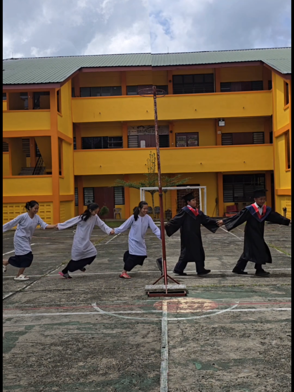 time is short, spend it wisely and cherish the moment. thank you kids for the memories since 2021, I'll always pray the best for you ❤️❤️ students come and go every year but the teachers will stay, they grow up, we grow old 🥹😢 @Emma Alloysius  . . excuse the sky 😂  #konvotahun6 #konvo #lastdayofschool #perpisahan #tahun6 #transitiontiang #perpisahanmuridtahun6 #lastdayofschool 