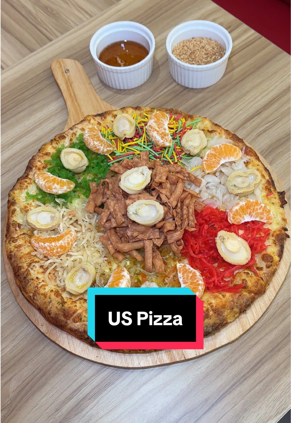 Something unique this CNY! 🧧🍊 Abalone Cheese Yee-Sang Pizza from @US Pizza Singapore. For just $68 you get: 1 Large Abalone Cheese Yee-Sang Pizza 2 Takeaway packs of Soup/Sauce of your choice 1 Neck Pillow Available for a limited time only at all 4 US Pizza outlets islandwide! 📍Funan Mall, Ang Mo Kio, Bedok, West Coast #sgtiktok #sgfoodie #uspizzasingapore #sgeats #sgtrending #sgfyp #pizza #sgfood #cheese #cheesepull #sghalal #halalfood #halalsg #uspizzamalaysia #sgfoodtiktok #fypシ゚ 