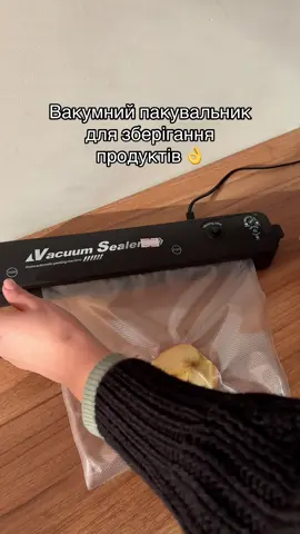 Вакуумний пакувальник  для  зберігання продуктів👍🏻  Переваги вакуумування:👇 ✅Збільшення терміну зберігання продуктів харчування завдяки створенню безповітряному середовища.  ✅Надійний захист від вбирання сторонніх запахів при заморожуванні різних видів продуктів (риби🐠м’яса🥩овочів🥦ягід🍒). ✅Раціональне використання простору морозильної камери за рахунок компактності вакуумної упаковки✅ Пакети в комплекті: 5 шт. 🛍Додатково пакети, можна докупити у нас🛍 💰Ціна: 450 грн 🔥 Додатково пакети, можна докупити у нас 🤗 Розмір пакета: 20*40 см - 140 грн/10 шт. Для замовлення пишіть у Дірект📩 #вакуумнийпакувальник  #вакумніпакети  #вакуматордляпродуктов #вакууматор #вакууматордляїжі #пакетидлявакуумації  #вакууматорукраїна