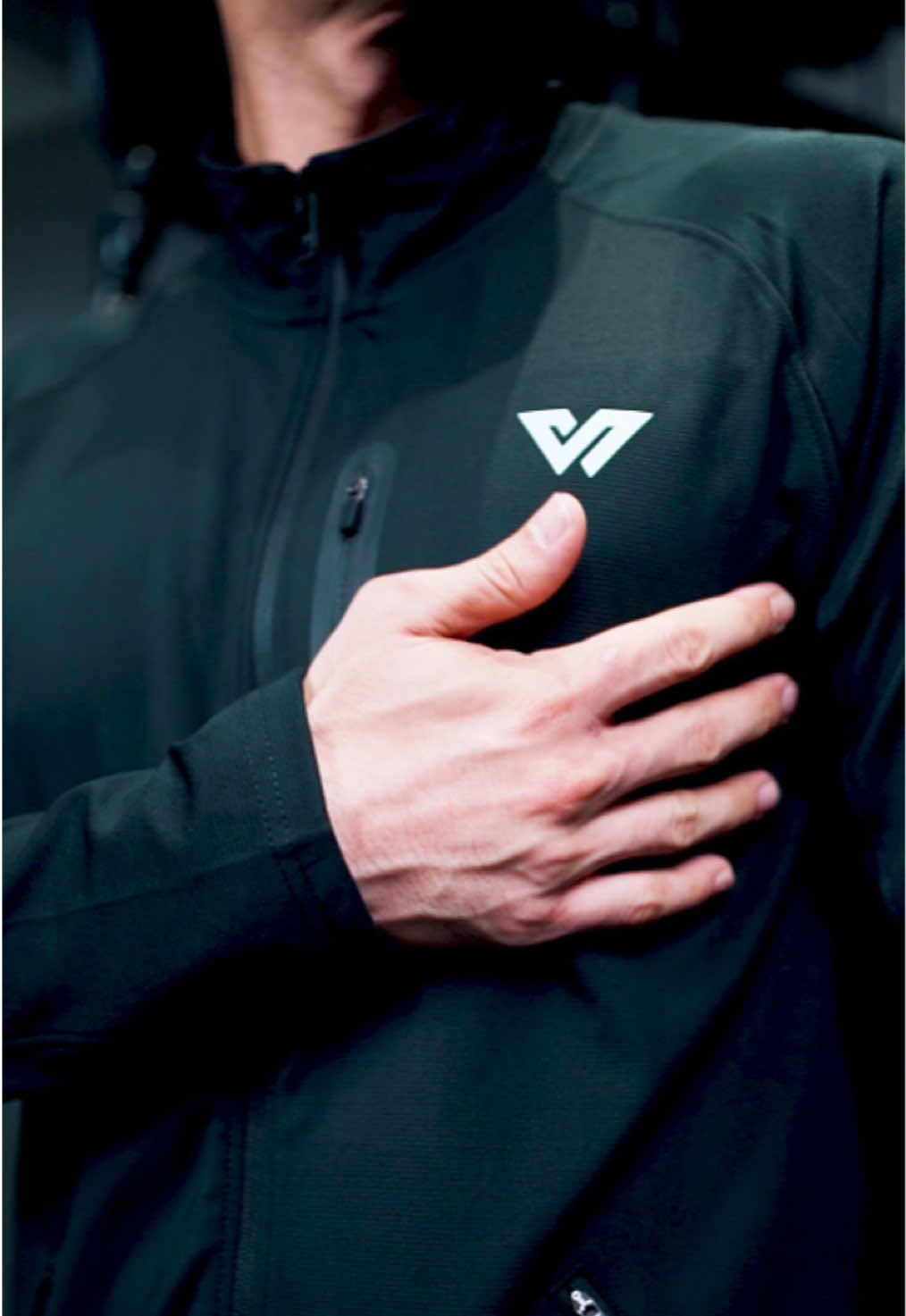 Jaket andalan para atlet dan influencer lagi ready stock nih guys! Cocok banget buat loe yang suka tampil pake jaket yang super stylish dan keren di berbagai aktivitas. Yuk check out sekarang guys! #Whittaker