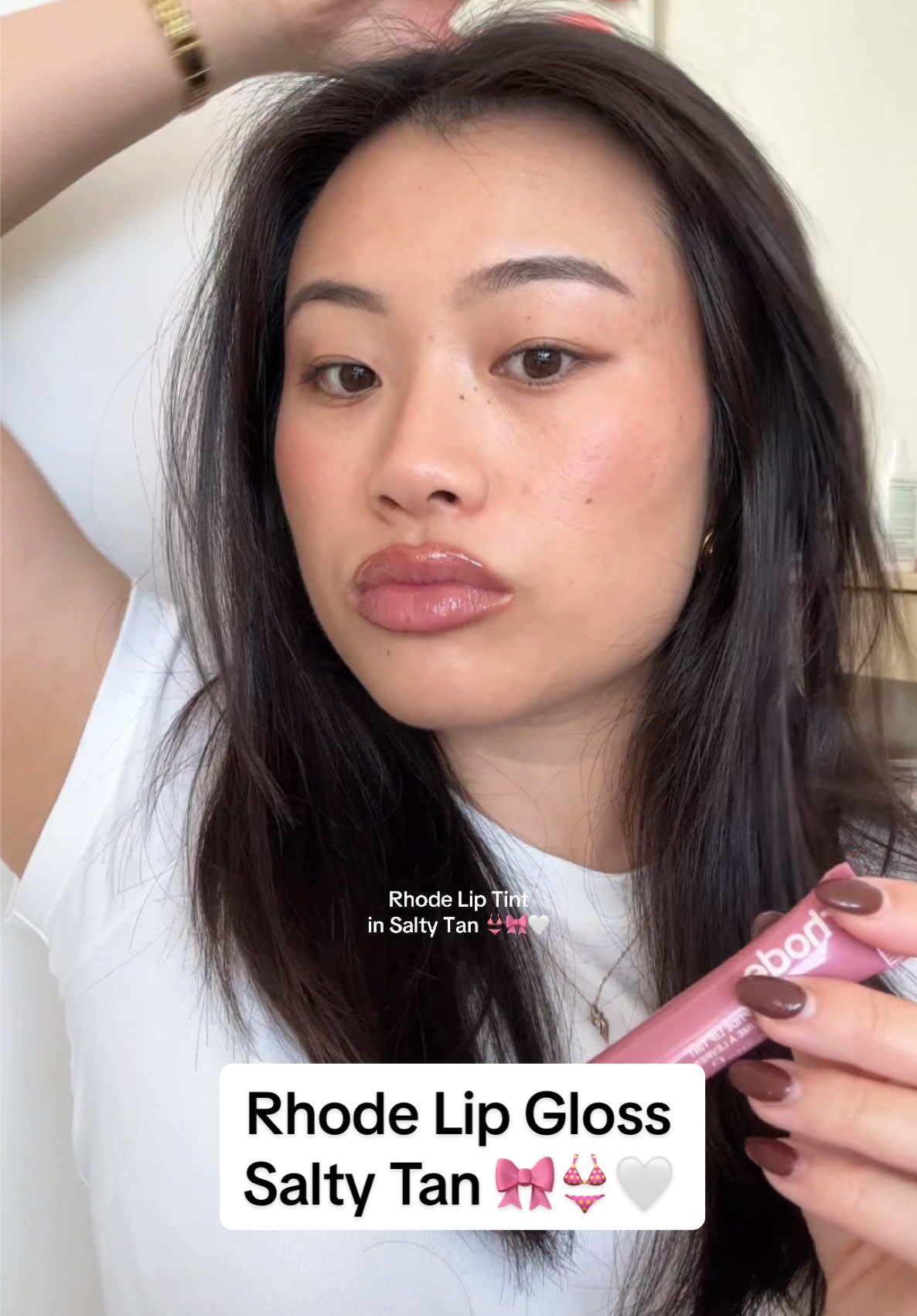 @rhode skin lip gloss in salty tan is perfection 👙🎀💌 salty tan is subtle but GLOSSY 😌 #creatorsearchinsights #rhodesaltytan #rhode #saltytanrhode #rhodeliptreatment 