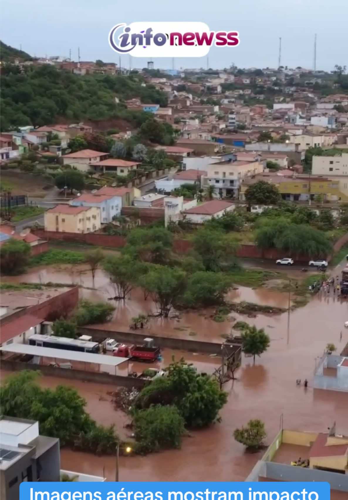 🌪️ Imagens aéreas revelam o impacto devastador em Picos, PI 🌧️ Um vídeo impressionante capturado por drone mostra a destruição causada pela forte chuva que atingiu a cidade de Picos. As imagens revelam ruas completamente alagadas, casas destruídas e áreas isoladas, expondo a gravidade da situação. 😔 Famílias desabrigadas, desaparecidos e um clima de tristeza tomam conta da população, enquanto equipes de resgate trabalham incansavelmente. 📍 Confira as imagens e compartilhe para alertar sobre a importância de ajudar quem precisa. #TragédiaEmPicos #DestruiçãoPorChuva #Solidariedade #ImagensImpactantes #SOS