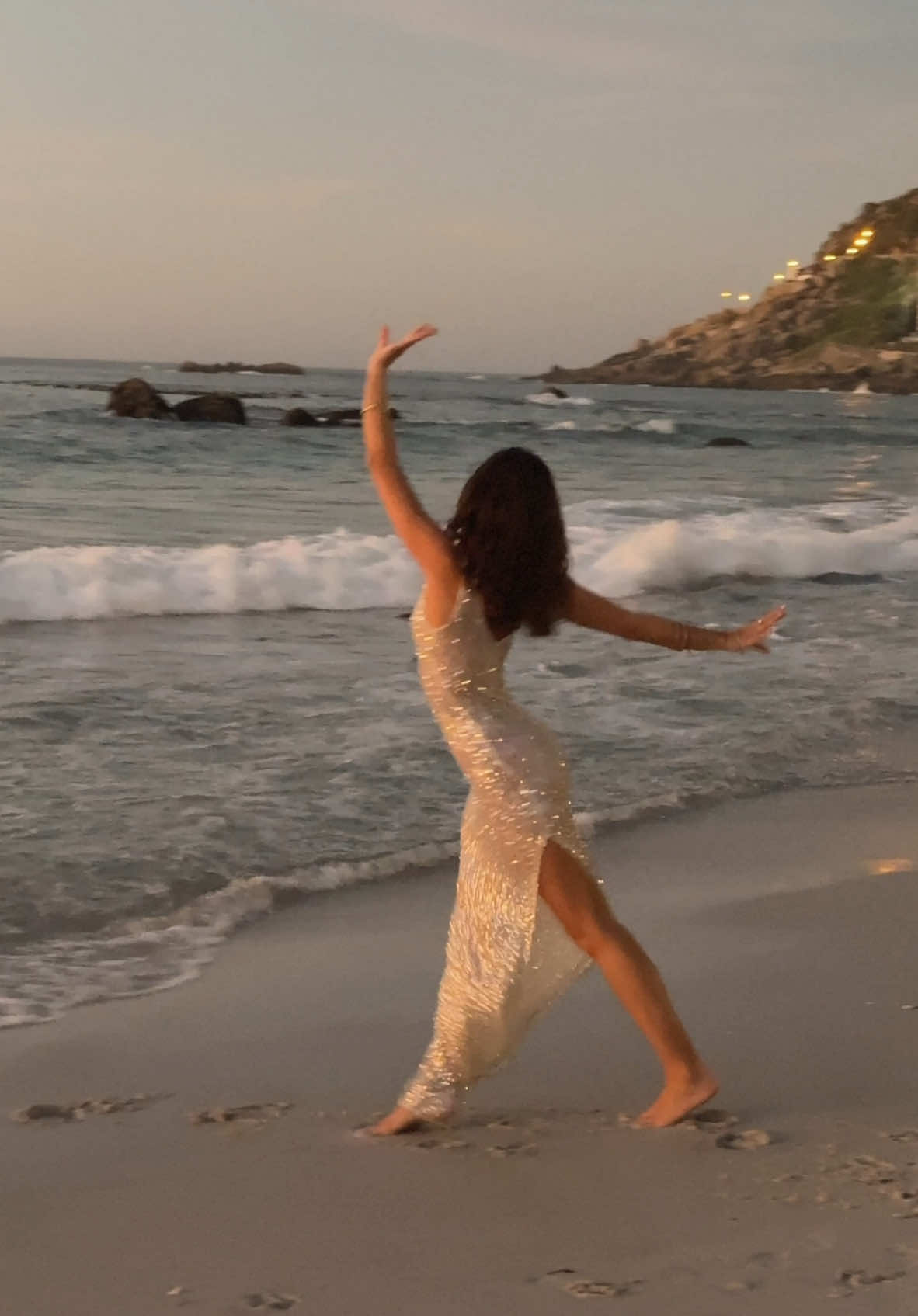 literally dancing whenever wherever 🐚🌊 #dancingqueen #sunsets #mood 