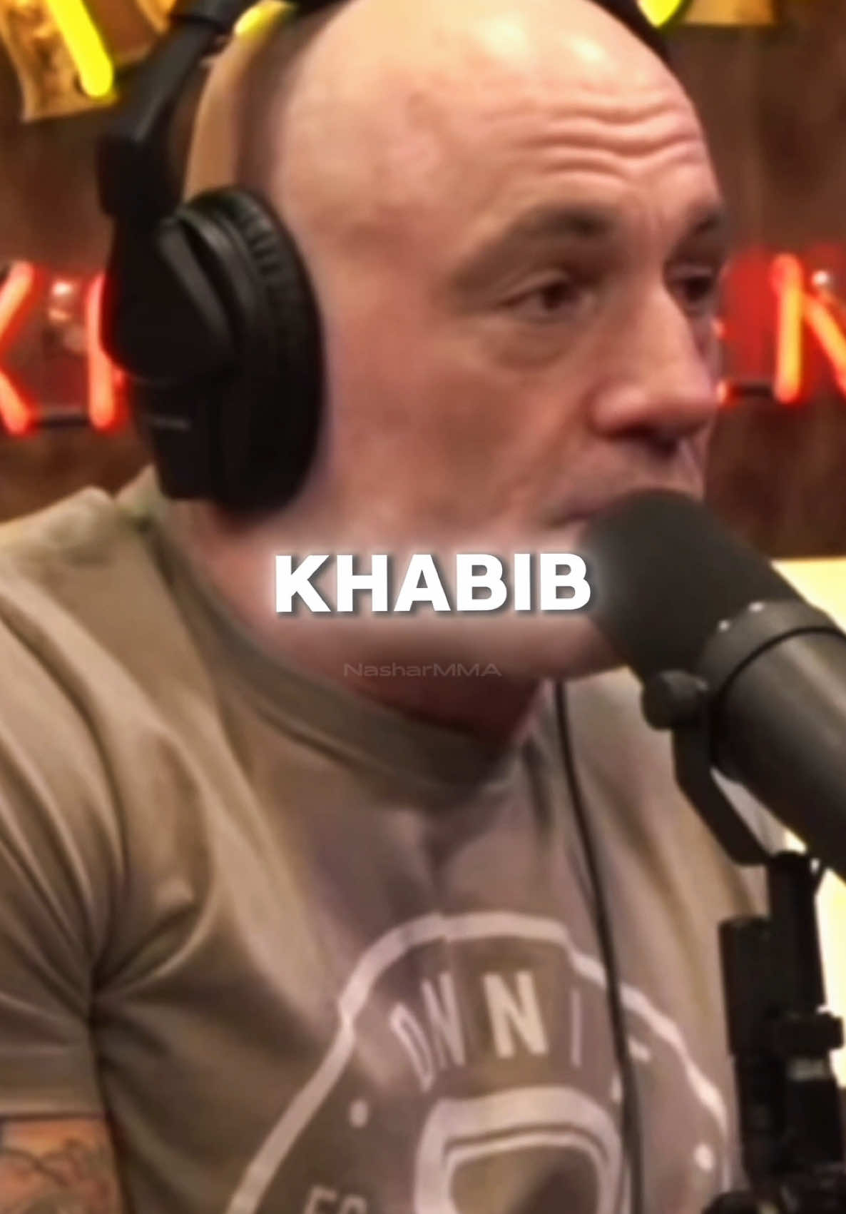 Joe Rogan REACTS to Khabib being KICKED OFF a PLANE 😳✈️🥊 #joerogan #khabib_nurmagomedov #khabib #UFC #plane #viral #trending 