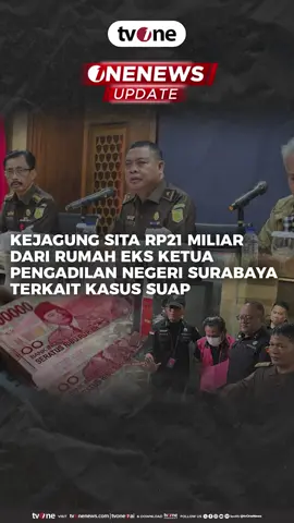 Kejaksaan Agung (Kejagung) menyita uang sebesar Rp21 miliar dari rumah eks Ketua Pengadilan Negeri (PN) Surabaya, Rudi Suparmono, yang menjadi tersangka kasus suap dalam pemberian vonis bebas Ronald Tannur. Penyitaan dilakukan setelah penyidik menggeledah rumah Rudi di Jakarta Pusat dan Palembang. Uang yang ditemukan berupa pecahan dolar AS, dolar Singapura, dan rupiah, dengan total setara Rp21,1 miliar. Barang bukti tersebut ditemukan di dalam mobil atas nama Elsi Susanti yang terparkir di rumah Rudi. Selain uang tunai, penyidik Jaksa Agung Muda Bidang Tindak Pidana Khusus (Jampidsus) juga menyita satu unit barang bukti elektronik yang turut diamankan dalam penggeledahan tersebut. Atas temuan tersebut, Rudi Suparmono ditangkap di Palembang pada Selasa (14/1/2025) dini hari. Ia langsung diterbangkan ke Jakarta dan tiba di Bandara Halim Perdanakusuma pada pukul 16.30 WIB. Setelah diperiksa, Rudi resmi ditetapkan sebagai tersangka dalam kasus dugaan suap terkait vonis bebas Ronald Tannur. Direktur Penyidikan Jampidsus, Abdul Qohar, menyebut Rudi Suparmono diduga menerima uang suap dari pengacara Ronald Tannur, Lisa Rahmat, untuk menentukan majelis hakim yang menangani perkara tersebut. Kini, Rudi Suparmono menjalani masa penahanan selama 20 hari di Rutan Salemba Cabang Kejari Jakarta Selatan guna kepentingan penyidikan lebih lanjut. #OneNewsUpdate #tvOne #CariBeritaditvOne #Kejagung #RonaldTannur #ONU01
