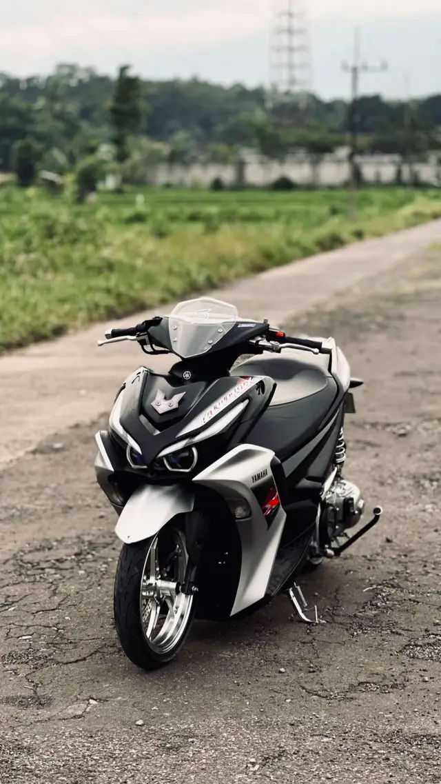 ganteng nya 🫦#aeroxblack🦅 #aerox #aeroxmodifikasi #aeroxdownsize #aerox155 