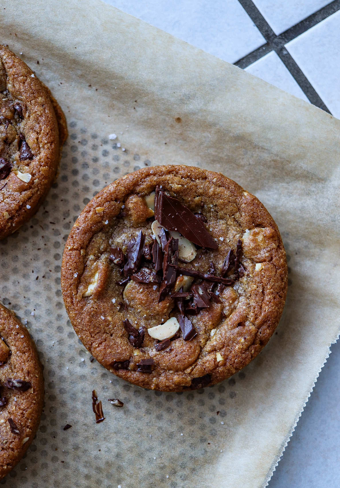 🍪 C o o k i e s  D e s  R o i s 🍪 . . 🍪 Mardi is the new Lundi cette semaine pour notre série hebdomadaire « 1 Lundi 1 Cookie » 👀 Des Cookies façon Galette des rois que demander de plus finalement🤤😏 . . 🍪 Ingrédients: Pour 10 Cookies  150g de beurre demi-sel  150g de vergeoise brune  50g de sucre  1 œuf  1cc d’arôme amande amère  220g de farine  50g de poudre d’amandes  3g de bicarbonate alimentaire  150g de pépites de chocolat  50g d’amandes effilées  1 pincée de fleur de sel  🍪 Préparation:  * Mélangez le beurre fondu avec la vergeoise et le sucre blanc.  * Ajoutez l’œuf et l’arôme d’amande amère. * Continuez avec la farine et le bicarbonate puis la poudre d’amandes. * Ajoutez les pépites de chocolat et les amandes effilées. Terminez par la fleur de sel. * Formez des boules de cookies de 80g, laissez reposer 30min au frais avant de les mettre à cuire 11min à 180°C chaleur tournante.  ____________________________________________ #tasty #food  #chocolate #dessert #recettesimple #recettefacile #gourmandise #cookies #recipes #galettedesrois 