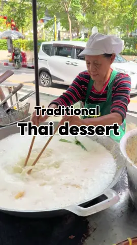 Khao Mao Thai dessert 😋🇹🇭 deep fried banana with green rice flakes 📍 BTS Saladaeng , Silom,  Soi Convent #saladaeng  #silom #thailand #bangkok #streetfood #thaistreetfood #thaidessert #thailandtravel #bangkokfood #friendsfromthailand #thailand🇹🇭 #bangkoktour 