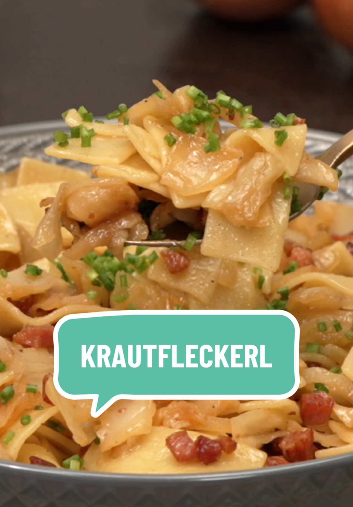 Krautfleckerl mit Speck vereinen zartes Kraut, würzigen Speck und goldgelbe Nudeln zu echtem Soulfood. Ein Klassiker der österreichischen Küche, perfekt für deftige und gemütliche Mahlzeiten. Einfach, günstig und voller Geschmack – das ideale Wohlfühlessen! 🍲👨‍🍳  🛒 Du brauchst: 👉 40 g Zucker, 50 ml Speiseöl, 80 g Zwiebeln, 100 g Speckwürfel, 600 g Weißkohl, 1/2 TL Pfeffer, 1/2 TL Salz, 1/2 TL Kümmel (gemahlen, 1 Knoblauchzehe (zerkleinert), 500 ml Hühnerbrühe, 30 ml Weißweinessig, 250 g Fleckerl   #EinfachTasty #EinfachTastyRezept #Krautfleckerl #ÖsterreichischeKüche #Soulfood #KrautRezepte