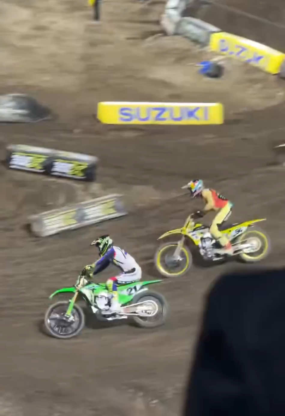 Ken Roczen vs Jason Anderson - Anaheim 1 2025 #supercross #sx #anaheim1 #round1 #pass #kenroczen #suzuki #jasonanderson #kawasaki #hamotocross 