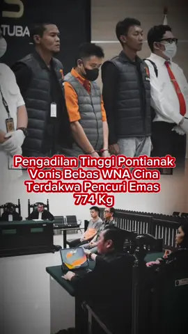 Pengadilan Tinggi Pontianak membuat keputusan mengejutkan dengan mengabulkan permohonan banding terdakwa Yu Hao (49), Warga Negara Asing (WNA) asal China, yang sebelumnya divonis bersalah dalam kasus penambangan emas ilegal di Kabupaten Ketapang, Kalimantan Barat. Ketua Majelis Hakim Pengadilan Tinggi Pontianak, Isnurul S Arif, membatalkan Putusan Pengadilan Negeri Ketapang Nomor 332/Pid.Sus/2024/PN Ktp tanggal 10 Oktober 2024. Dalam amar putusannya, majelis hakim menyatakan bahwa Yu Hao tidak terbukti secara sah dan meyakinkan bersalah melakukan penambangan tanpa izin. Terdakwa pun dibebaskan dari dakwaan dan tahanan. #pencuriemas #PNTinggiPontianak