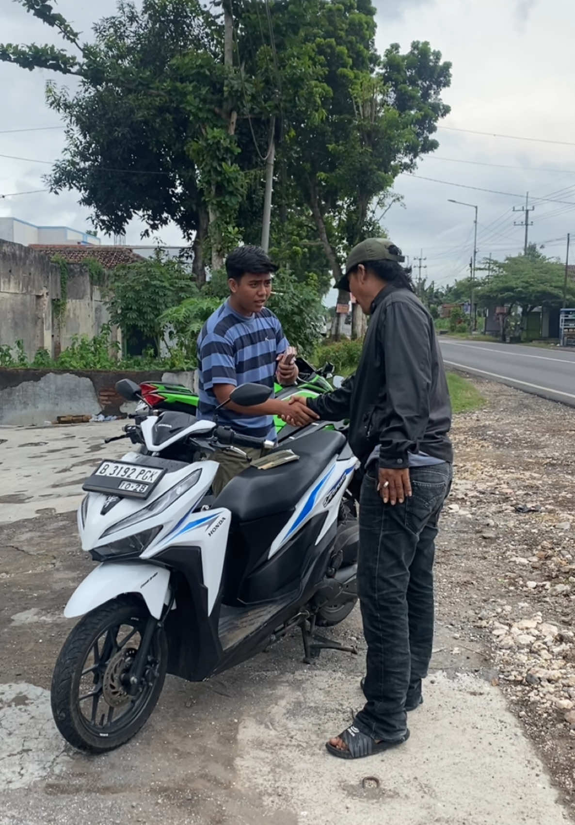 Bapak ini dari Semboro sendirian jual motor ke Zang motor #fyp #viral #videoviral #motormurah #jualbelimotor #obralmotor #zangmotor 