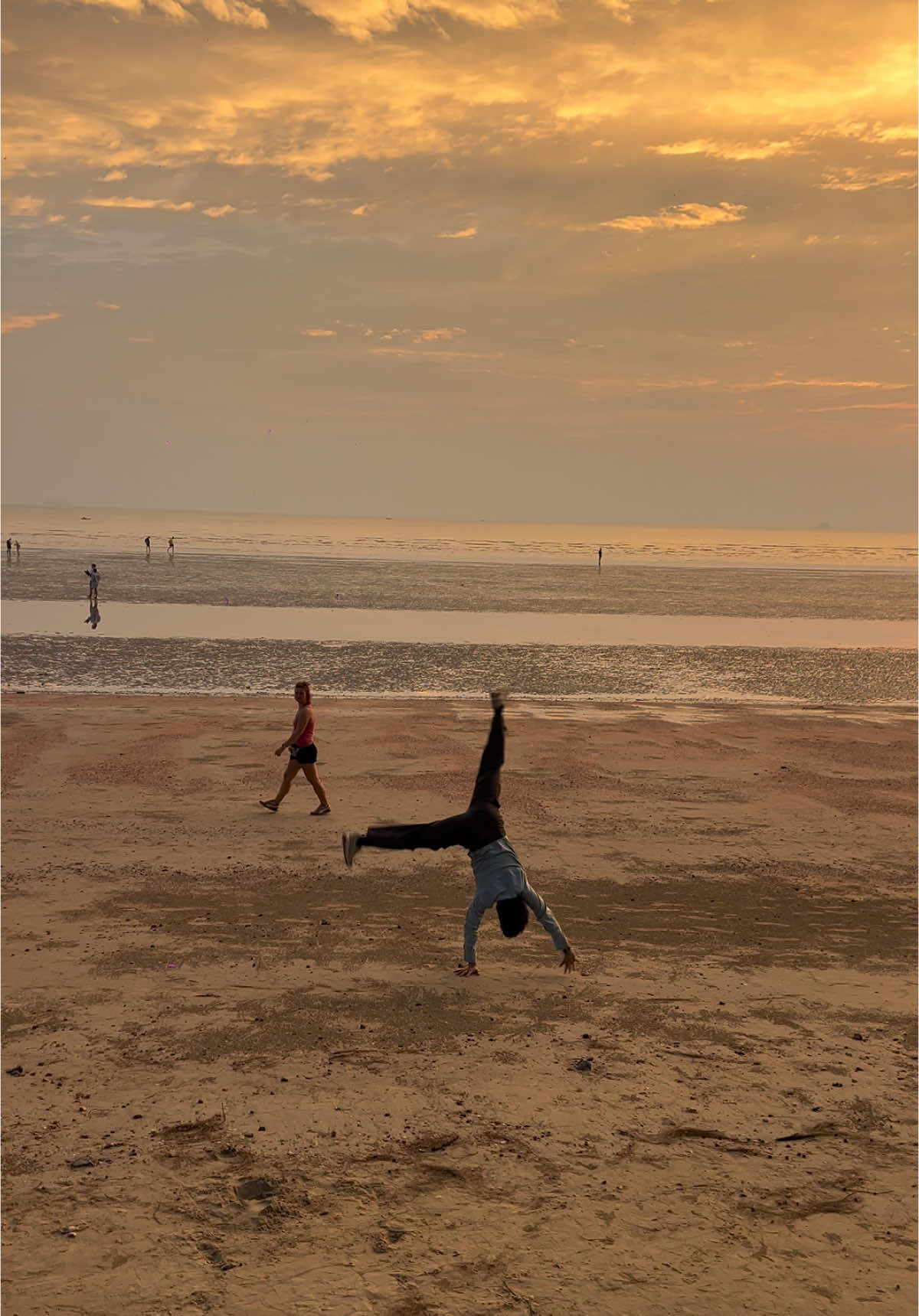 ชีวิตมันต้องมีสีสัน! 🌊 ตีลังกาท้าทายที่ชายหาดกระบี่ ช่วงเวลาที่ฟ้ากับทะเลเป็นพยาน #ชีวิตติดทะเล #BoomNPK #AlwaysSmile #สายตีลังกา #KrabiAdventures #กระบี่สวยมาก #TravelGoals #นักท่องเที่ยวไทย #บันทึกความทรงจำ #ทะเลไทย #ตีลังกาแบบโปร #บีชไลฟ์ #วิวหลักล้าน