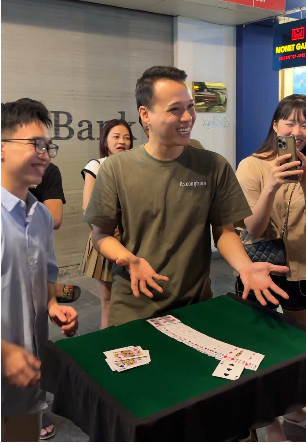 @It’s Công Tuấn Bạn ấy giật cả mình (((((= #magic #aothuat #phodibo #hanoi #nghethuat #vietnam #funny #street #magician #busker #card #busking #cards #illusion #surprise #perform #art #artist #metub