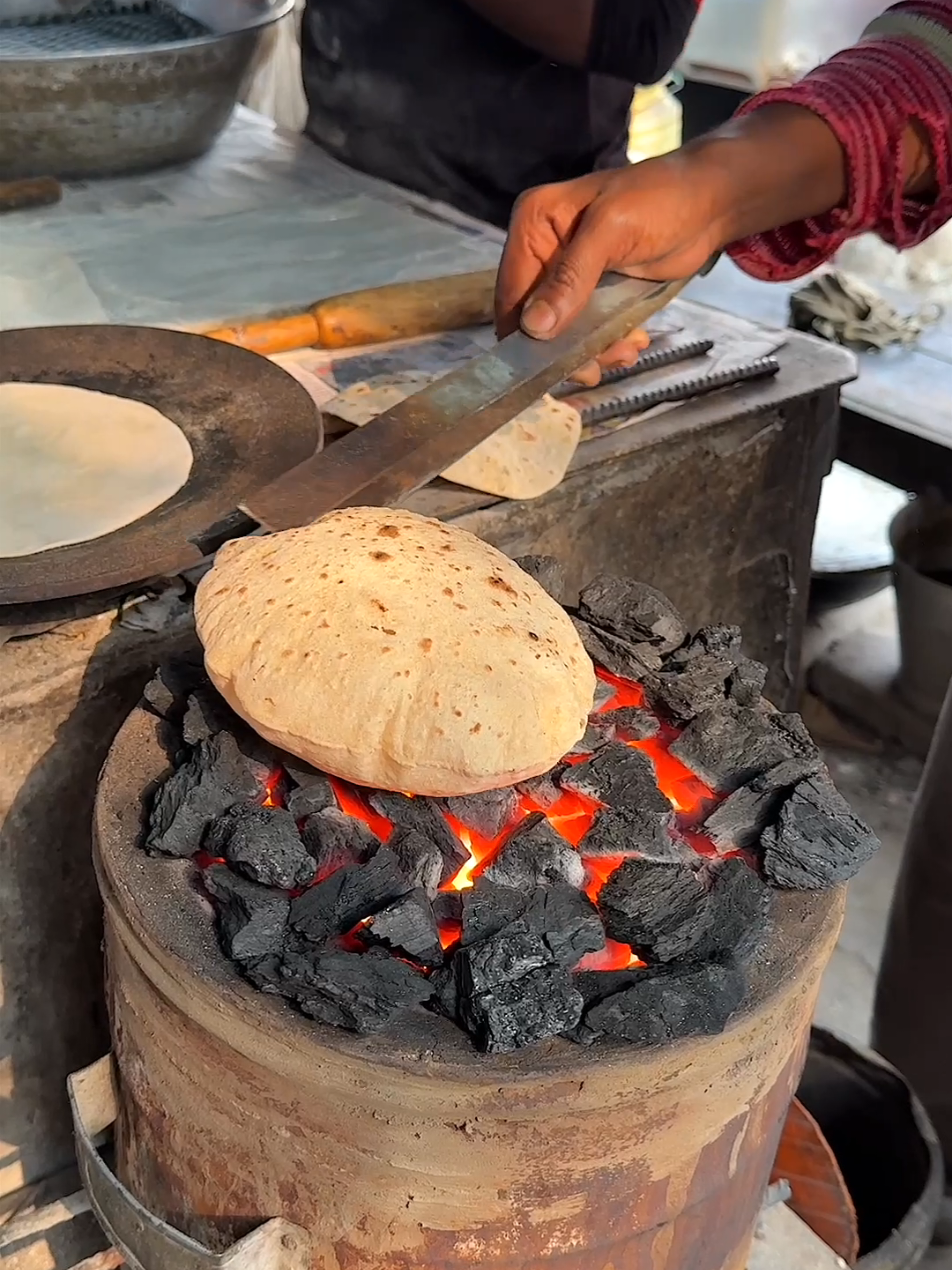 How to Grill Roti on Hot Charcoal in India - Indian Street Food 📍Kolkata, India #indianfood  #roti 