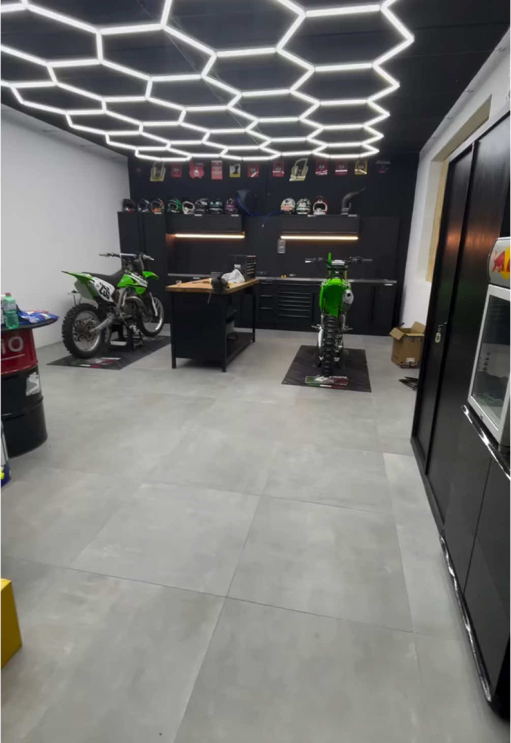 Bellissimo garage realizzato da @lorenzocamporese384 ! Grazie per aver scelto il nostro arredo MPS e per il video 👌 #workshopitaly #workshop #garage #garagesetup #garagegoals #garagetour #supercross #motocross #mxlife #bikelife #bikegarage #officina #officinamoto #detailing #detailers #kawasaki #kawa #taller #tallermecanico #meccanico #mechanic #mecanico #Motorsport #toolbox #toolboxporn #toolboxwars #garagedesign #workbench #motocrosslife #motocrossrider 