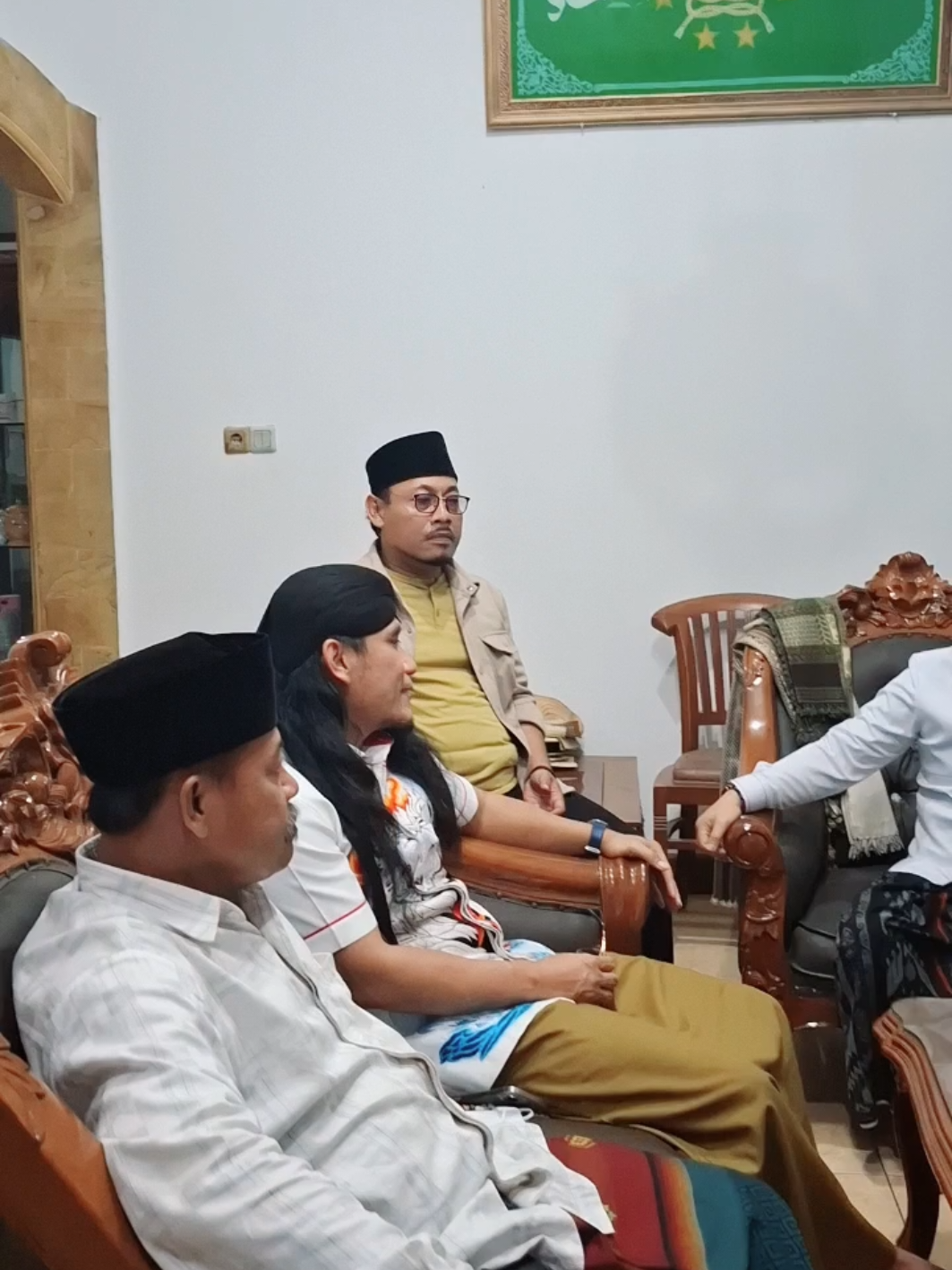 Ramah tamah bareng Gus Miftah. . Pesantren Buntet adalah Pesantren Inklusif, Pesantren yang terbuka untuk menerima dan melibatkan semua orang tanpa memandang perbedaan. . Gus Miftah bersilaturahim ke Buntet Pesantren tujuannya adalah untuk ramah tamah sekaligus BERTABAYUN (Mencari kejelasan tentang sesuatu hingga jelas dan benar keadaan sesungguhnya), juga Menjelaskan duduk perkara tentang Masalah yg VIRAL [es teh😁] beberapa waktu yg lalu. Diakhir pertemuan Gus Miftah mengatakan tidak akan berhenti untuk Berdakwah, tp beliau berjanji untuk BERUBAH lebih baik lagi. Semoga silaturahim ini bermanfaat dan membawa hikmah besar. #fyp #LUTFINZ_TIKTOK #fyppppppppppppppppppppppp #viralvideo #fypage 