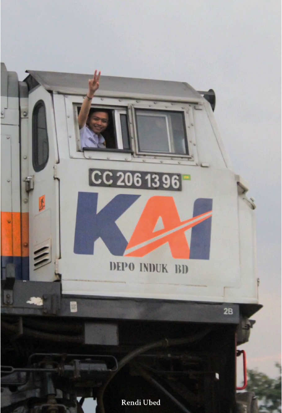 Sapaan kelap kelip manja dari @ekapurnamanurd  #keretaapiindonesia #keretaapi #keretaapikita #kai121 #railfansindonesia 