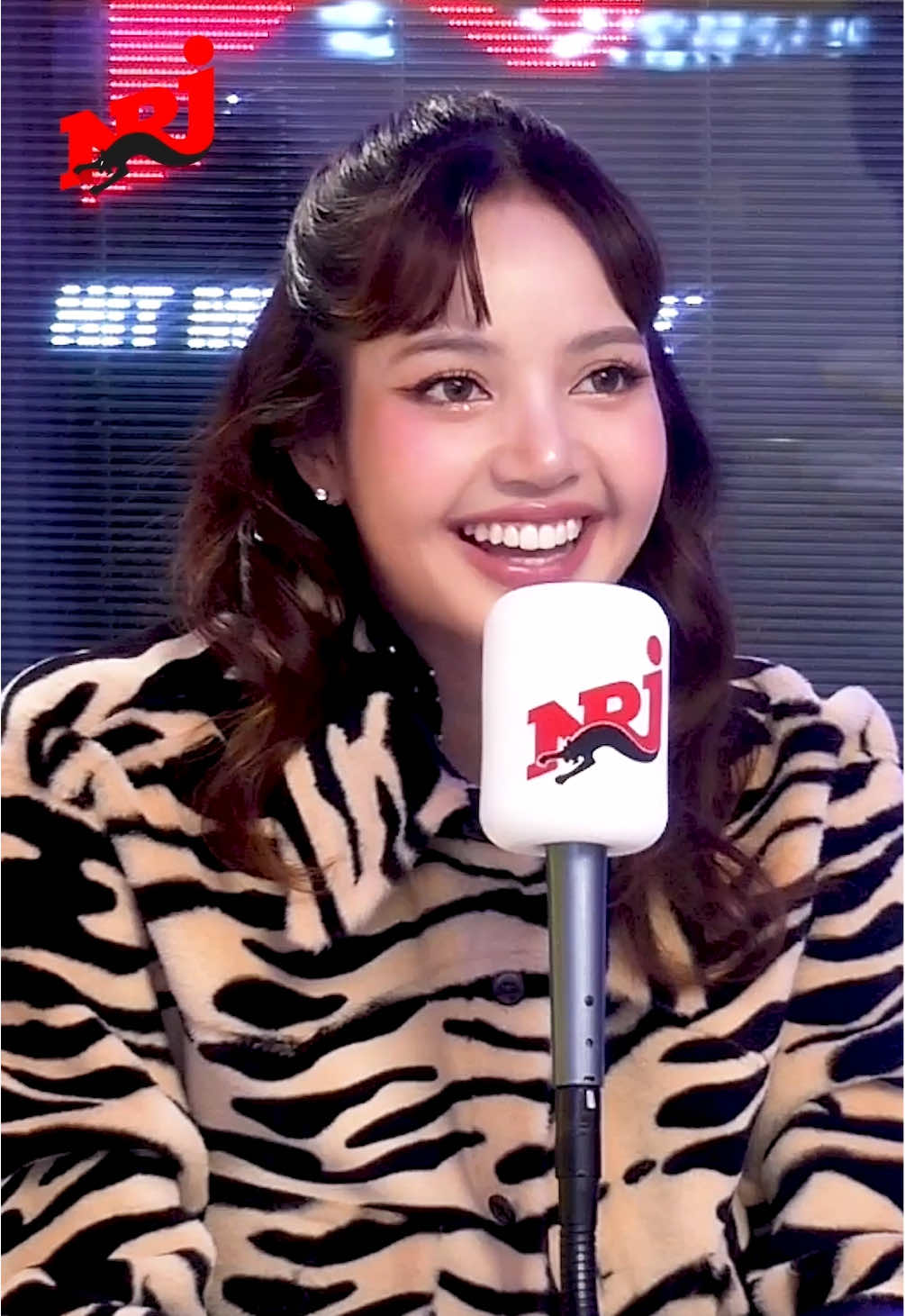 Quand la superstar @LISA apprend le coréen à @camillecombal et qu’il lui enseigne le français en direct sur NRJ 😍  #lisa #lisablackpink #camillecombal #nrj 