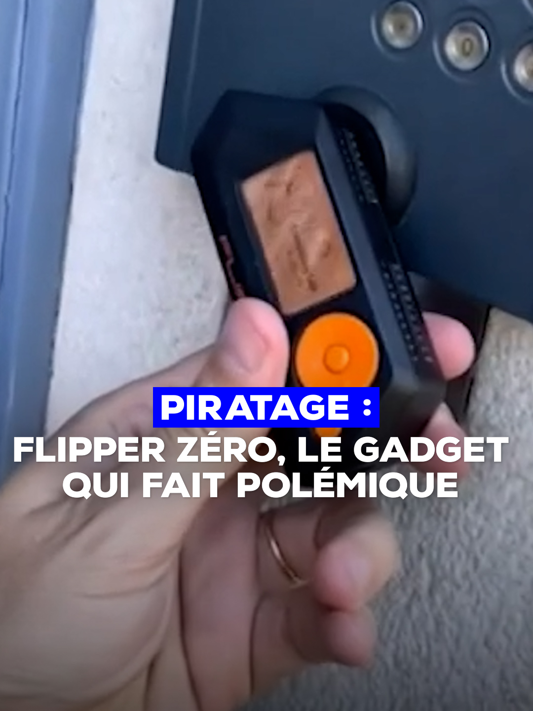 😯 Il est capable d'ouvrir des portes de garage, d'immeuble, ou encore de voitures... Le Flipper Zero est le nouveau gadget en vogue des pirates informatiques. Cette petite télécommande orange fluo, initialement destinée à détecter les failles de sécurité d'un système informatique, que tout un chacun peut s’acheter légalement sur Internet moyennant 200 euros, suscite de vives inquiétudes. #reportagefr #flipperzero