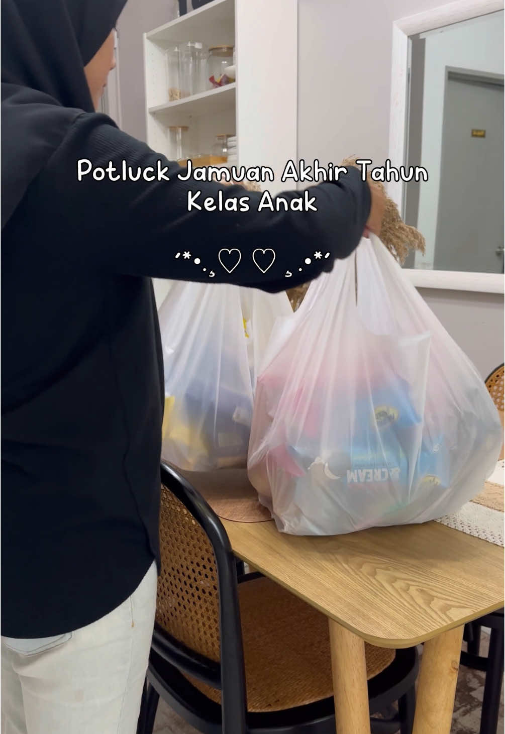 Mula2 nak buat goodies. Macam tak rajin pulak. Haha. Nak order makanan dah ramai bawak yang goreng2. So end up i beli roti jek lah paling ringkas sekali. Anak boleh bawak sendiri, takyah mama nak kena hantar ke kelas 😂 Campur2 semua perisa yang ada. Harap budak2 suka lah dapat roti @MightyWhite ni, boleh pilih perisa sendiri. 🥰 #jamuanakhirtahunkelas #potluckidea #jamuansekolah #mightywhitemy 