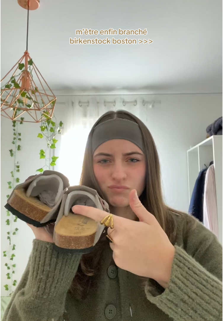 je crois j’avais oublié qu’on était en hiver 💀 @BIRKENSTOCK Middle East #birkenstocks #pourtoi 