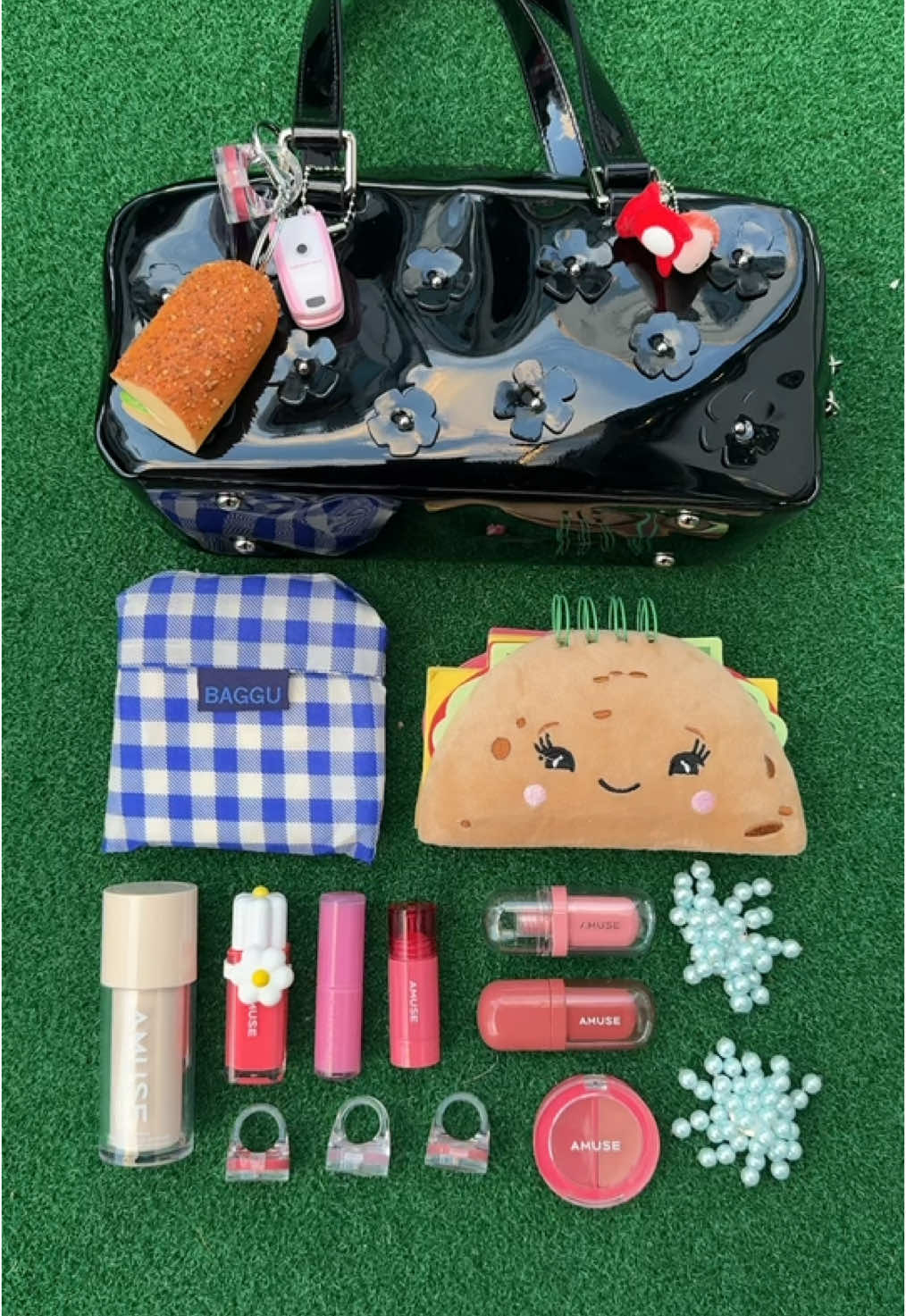 What’s in AMUSE team members’ bag? 👜🎒👛🤔 #amusemakeup #amuse #kbeauty #koreanbeauty #veganbeauty #foryou #fyp #whatsinmybag #어뮤즈 #추천 #アミューズ #韓国コスメ 