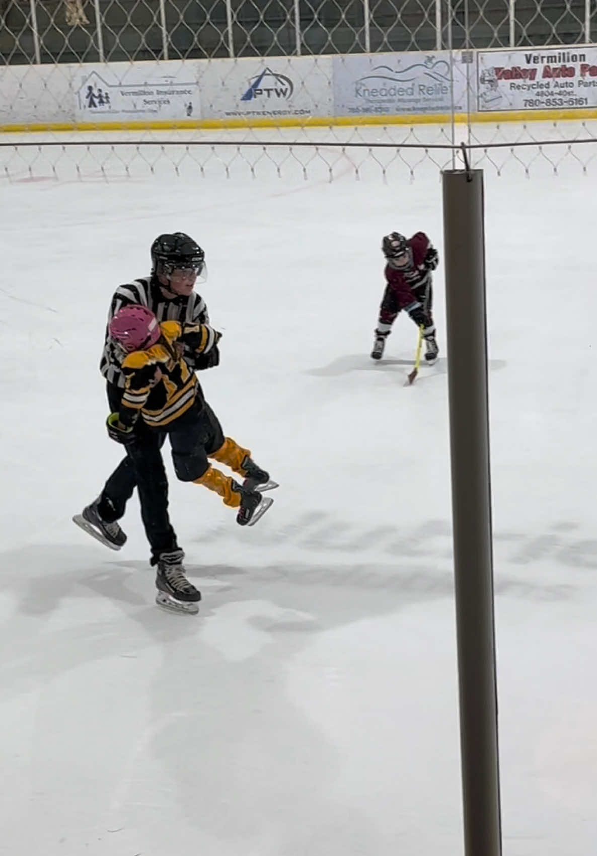 My Babygirl’s first hockey tournament and she makes the ref carry her to the bench haha. Nothing happened, she just fell and laid there until he picked her up 😂🤦🏻‍♀️  Legit deadweight too hahaha. Sakes.   #mymemories #mybabygirl #hockeylife #rinkmom #girlswhoplaysports  #ilovethislittlelife #noelani #myfirecracker 