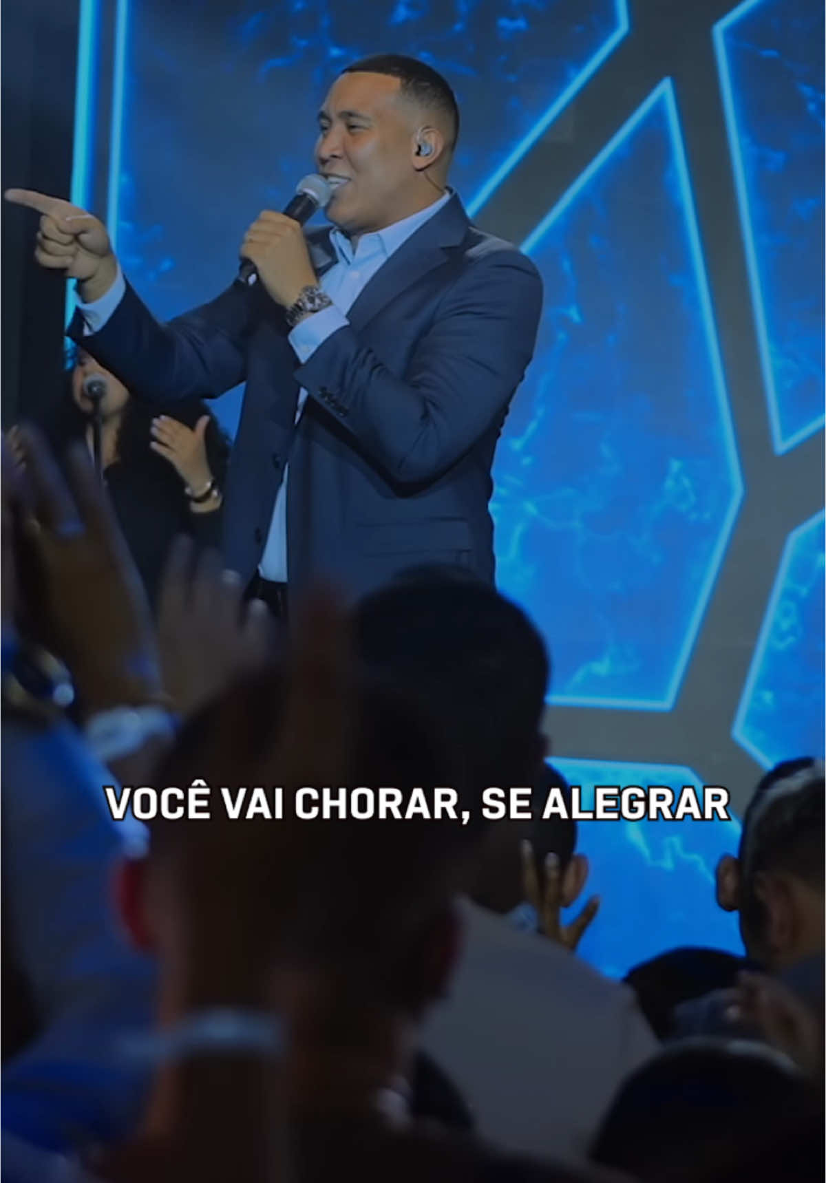 ACABOU A ESPERA! 🔥💙 A canção “O Milagre Vai Acontecer” do cantor @alissonnoficial já está disponível para nos lembrar que mesmo quando tudo parece difícil, Deus trabalha nos detalhes e no tempo certo. 🙌🏼 #alissonsantos #omilagrevaiacontecer #somosfeitosdesonhos