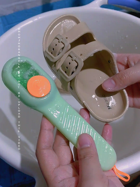 Keep your kicks looking fresh and clean with this handy shoe cleaning brush! 🧼✨ #CleaningHacks  #shoebrush  #slipperbrush  #sandalbrush #minibrush  #brush #brushforshoes #fyp #mommyjhoandangela #jolinalaurentecollado08 