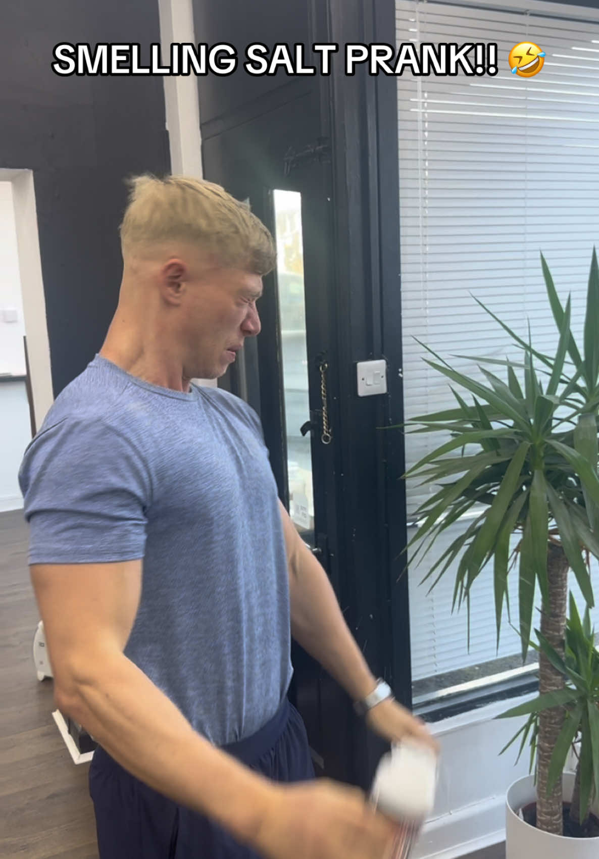 Smelling salt prank on client 😂🙈 Don’t think he liked that one  #smellingsalts #prank #client #barbers #barbershop #funny #comedy #fail #eddiehall 