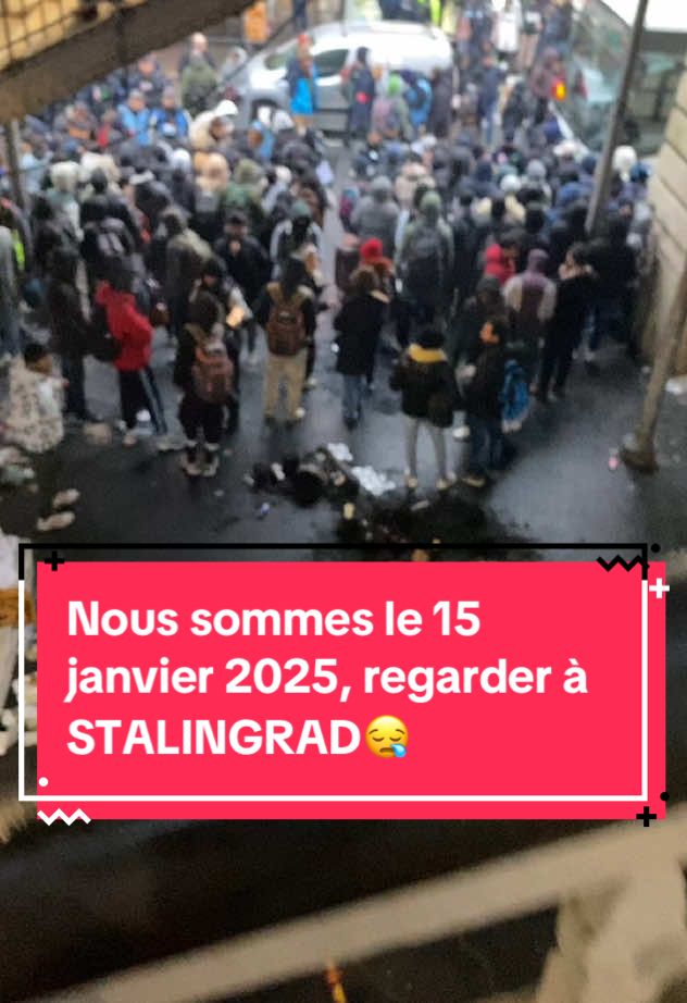 @PARIS, PARIS aujourd’hui il y avait beaucoup beaucoup de Police à Paris, STALINGRAD 19e les gens les profs dans Doro c’est pas bien. J’espère qu’ils vont les emmener dans un foyer. C’était aujourd’hui tellement qu’ils ont froid, ils ont allumé le feu en dessous du Métro.