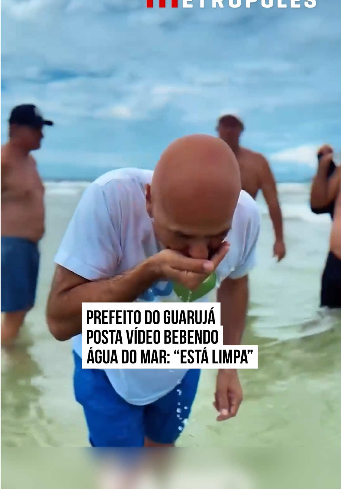 O prefeito do #Guarujá, Farid Madi (Podemos), publicou em suas #redessociais um vídeo onde apareceu bebendo a água do mar da #Praia de Pitangueiras, alegando que as praias estão “ótimas”. No vídeo, postado nesse domingo (12/1), ele alegou também que a cidade é segura. O município do Guarujá foi um dos mais afetados pelo surto de virose, que foi confirmado pela diretora da Divisão de Doenças de Transmissão Hídrica e Alimentar, da Secretaria Estadual da Saúde (SES), Alessandra Lucchesi, em 5 de janeiro. Durante a filmagem, #FaridMadi faz questão de ressaltar que o Guarujá está de braços abertos para receber os turistas. Além de as águas e praias estarem limpas, segundo ele, há muito policiamento, bombeiros e salva-vidas na cidade. “Guarujá está pronta para receber você, estamos com praias limpas, segurança, monitoramento e toda a estrutura pública da cidade voltada a atender a população e você que nos visita”, escreveu o político na legenda. “Eu mesmo entrei no mar e tomei de nossas águas para certificar esse lindo momento de verão.” O norovírus, que havia sido identificado em amostras de fezes humanas no Guarujá e em Praia Grande na última semana, não foi encontrado na água potável que foi coletada nas mesmas cidades do litoral de São Paulo em relatório divulgado nessa terça-feira (14/1). Segundo a SES, por meio do Instituto Adolfo Lutz (IAL), também não foi encontrado nenhum outro vírus ou alteração na água. Reuniões técnicas com a presença de secretários municipais de saúde e representantes das vigilâncias epidemiológicas dos nove municípios da Baixada Santista foram realizadas para abordar os casos de gastroenterocolite aguda. Além disso, a SES reforçou a relevância dos protocolos para a coleta de amostras humanas e de água. #TikTokNotícias 