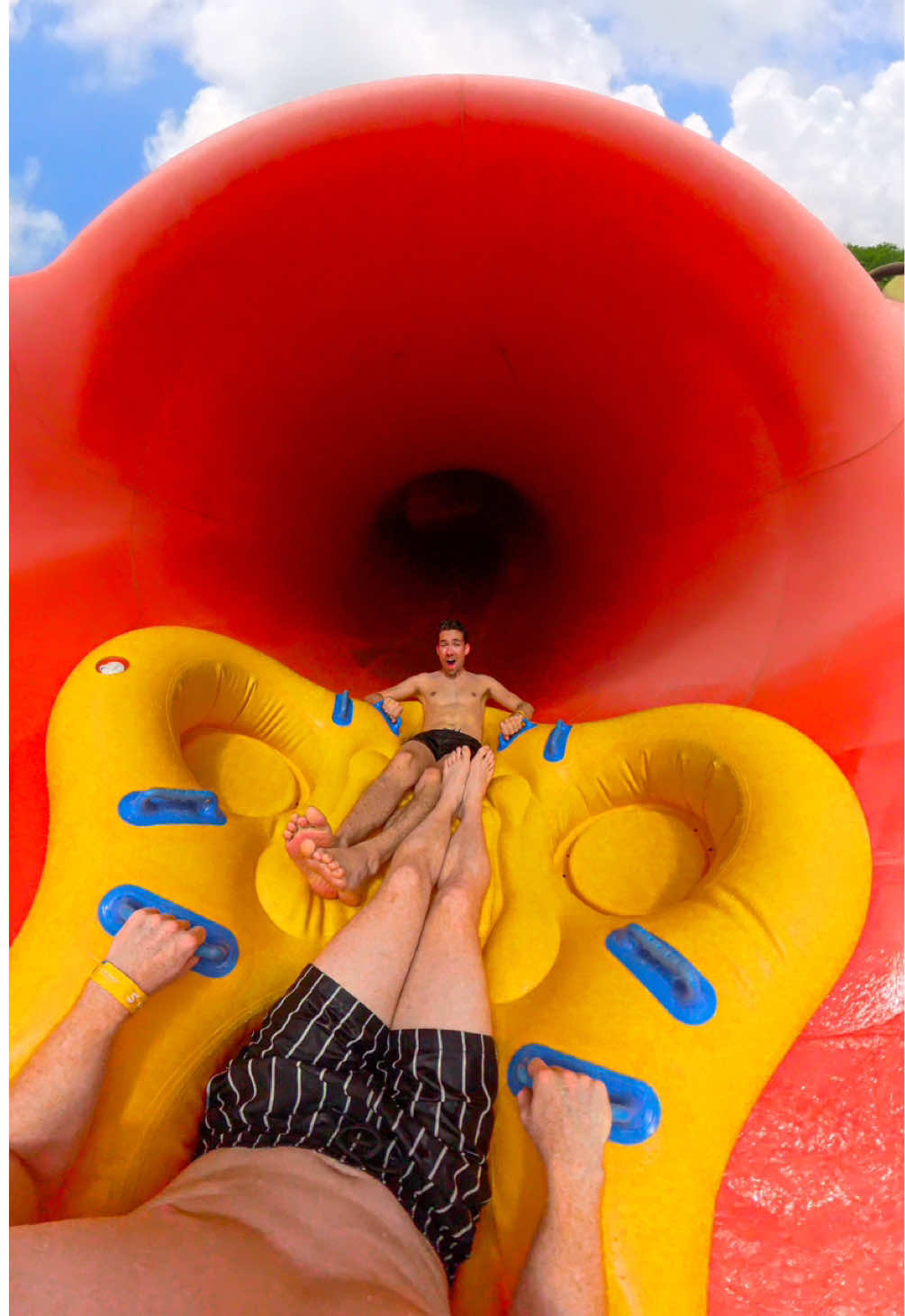 This waterslide ends with a huge halfpipe 😎 You start your journey outside in a big bowl. After entering the enclosed tube you travel inside to most spectacular part of this slide: the halfpipe. Vortex can be found at Water World Ocean Park in Hong Kong. 💧🇭🇰#waterslide #waterpark #hongkong #adrenaline #speed 