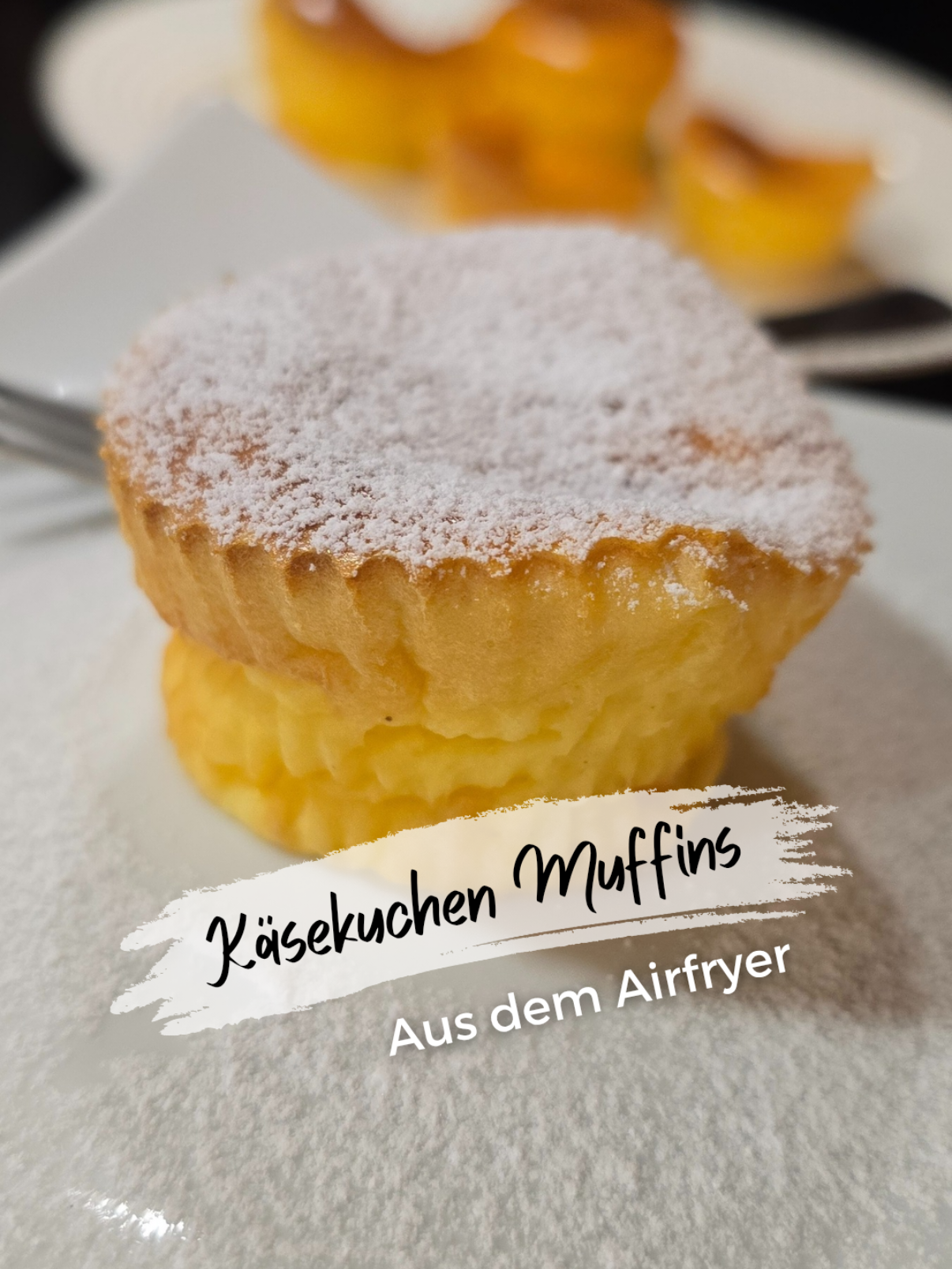 Super schnelle, einfache Käsekuchenmuffins🧁🧁🧁, bei mir aus der Heißluftfriteuse (Cosori Turbo Blaze 🧡😊) gehen aber auch im Ofen, dauert dann nur länger 😉 Zutaten für 5 Stck: 250g Sahnequark/Speisequark 40% oder Frischkäse 20g flüssige Butter  1 Ei 2 TL Puddingpulver oder Speisestärke Süße nach Geschmack (ich hatte Flavorpuder mit vanille) Falls du neutrale Süße verwendest, dann noch etwas Vanillearoma  Quark/Frischkäse mit Butter vermischen, Süße, Vanille, Ei und Stärke dazugeben und gut verrühren.  In 5 Muffinförmchen geben und bei 160°C  20 min backen. Auskühlen lassen und beliebig dekorieren 😊🥰🫶❤️ @COSORI 🧡  Mein Gerät: Cosori Turbo Blaze 👌👌👌😇🧡 #keto #ketorecipes #ketodiät #ketobaking #airfryer #cosorideutschland #turboblaze #cosoriturboblaze #ohnezucker #ohnekohlenhydrate 