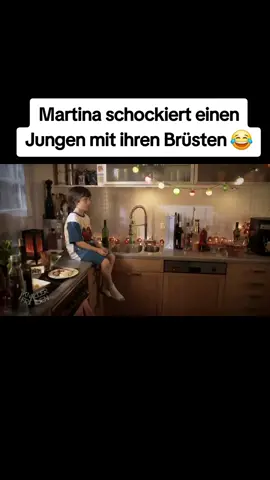 Martina schockiert einen Jungen mit ihren Brüsten... #knallerfrauen #schockieren #junge #martinahill #tvserie 