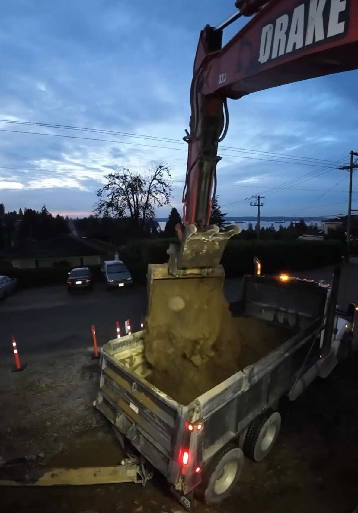 Hard to get a heaping bucket with all those roots! #fyp #fy #viral #caterpillar #deere #brandt #finning #cat #dozer #excavator #excavation #earthmover #earthmovingdaily #earthmoving #skill #heavyequipment #construction #canada #constructionworker #skilledtrades  #digger #diggerlife #madskills #bluecollar #underconstruction #constructionequipment #kit #plant #challenge 