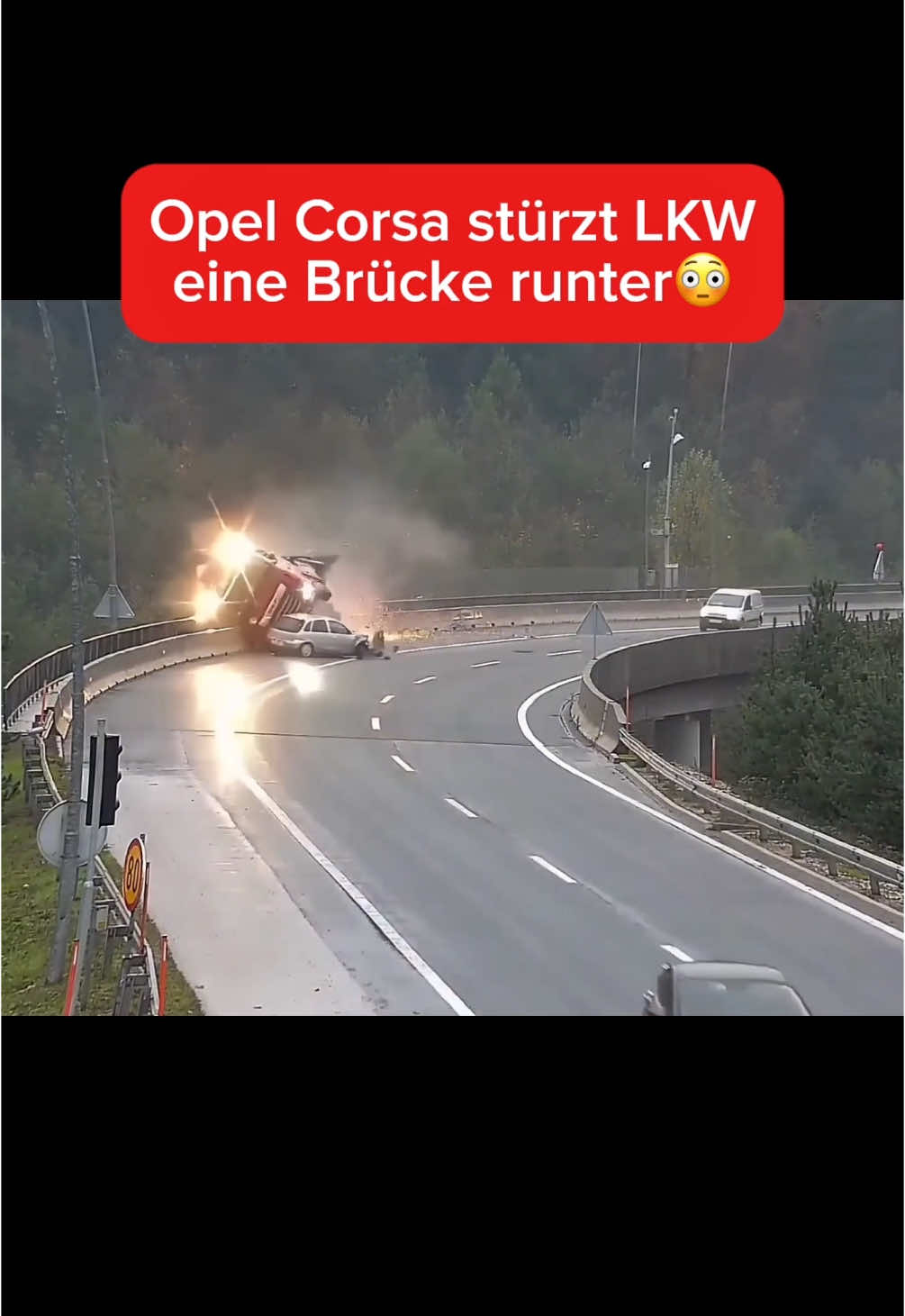 ein Opel Corsa versucht auf der Autobahn einen LKW überholen. Der Fahrer des Autos gerät bei seinem Überholmanöver aber zu nah an den LKW und verfängt sich in diesem. Der LKW kommt ins Schleudern und fällt die Brücke runter #unfall #dashcam #auto #lk 