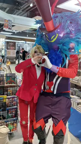 Our first picture from Comic-con!💜😊 Charlie🫶🏻@Chtista Cho Sebar🫶🏻 #charliemorningstarcosplay #charliecosplay #charliehazbinhotel #hazbinhotelcharliemorningstar #hazbinhotelcharliecosplay #hazbinhotelcharlie #chraliemorningstar #asmodeushelluvaboss #asmodeuscosplay #cosplayhelluvaboss #helluvabossasmodeus #helluvabossozzie #ozziehelluvaboss #hazbinhotel #helluvaboss #hellaverse #cosplay 
